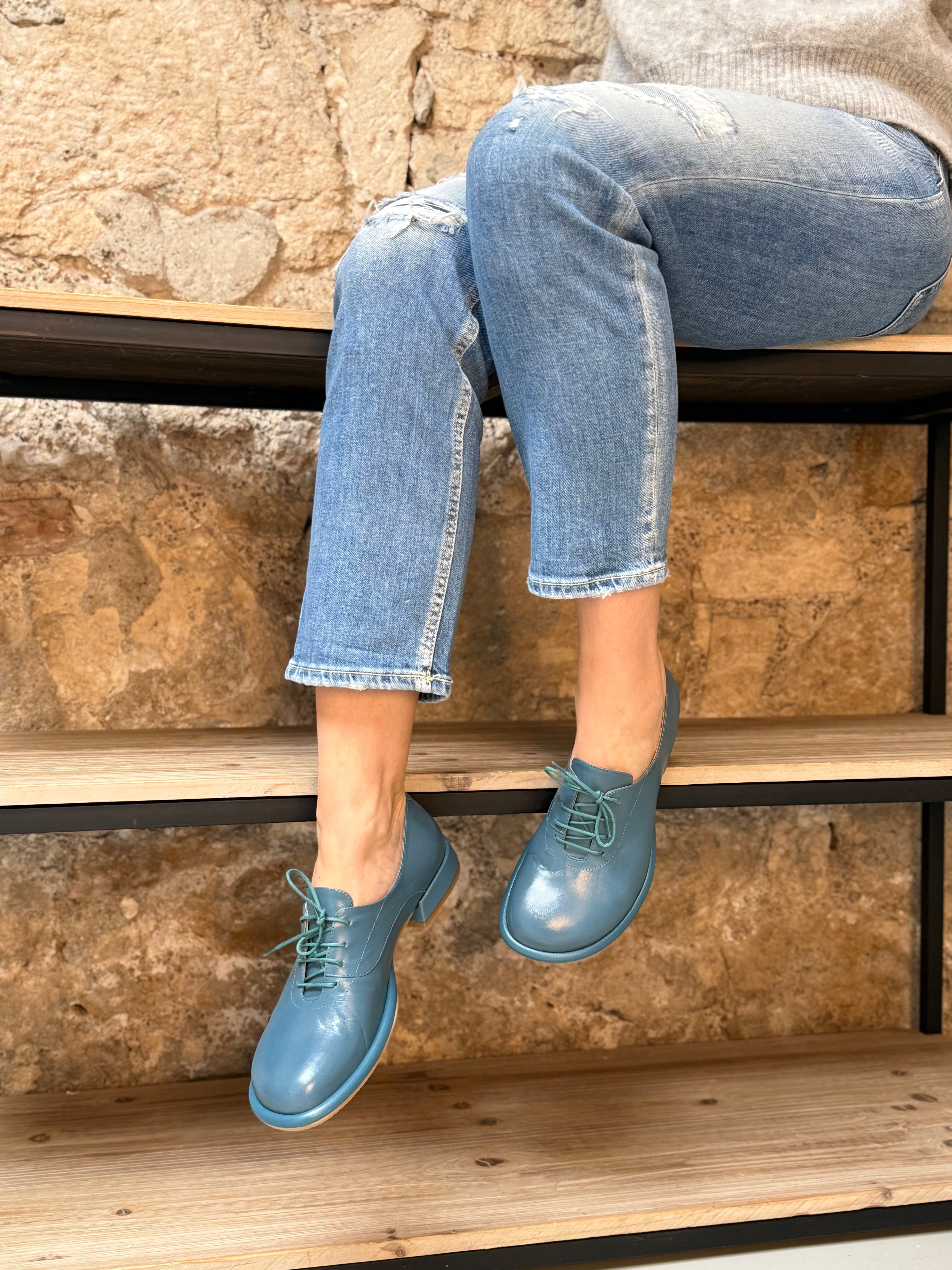 Image of Charlie Ottanio scarpa bassa allacciata in nappa cobalto artigianale marchigiana