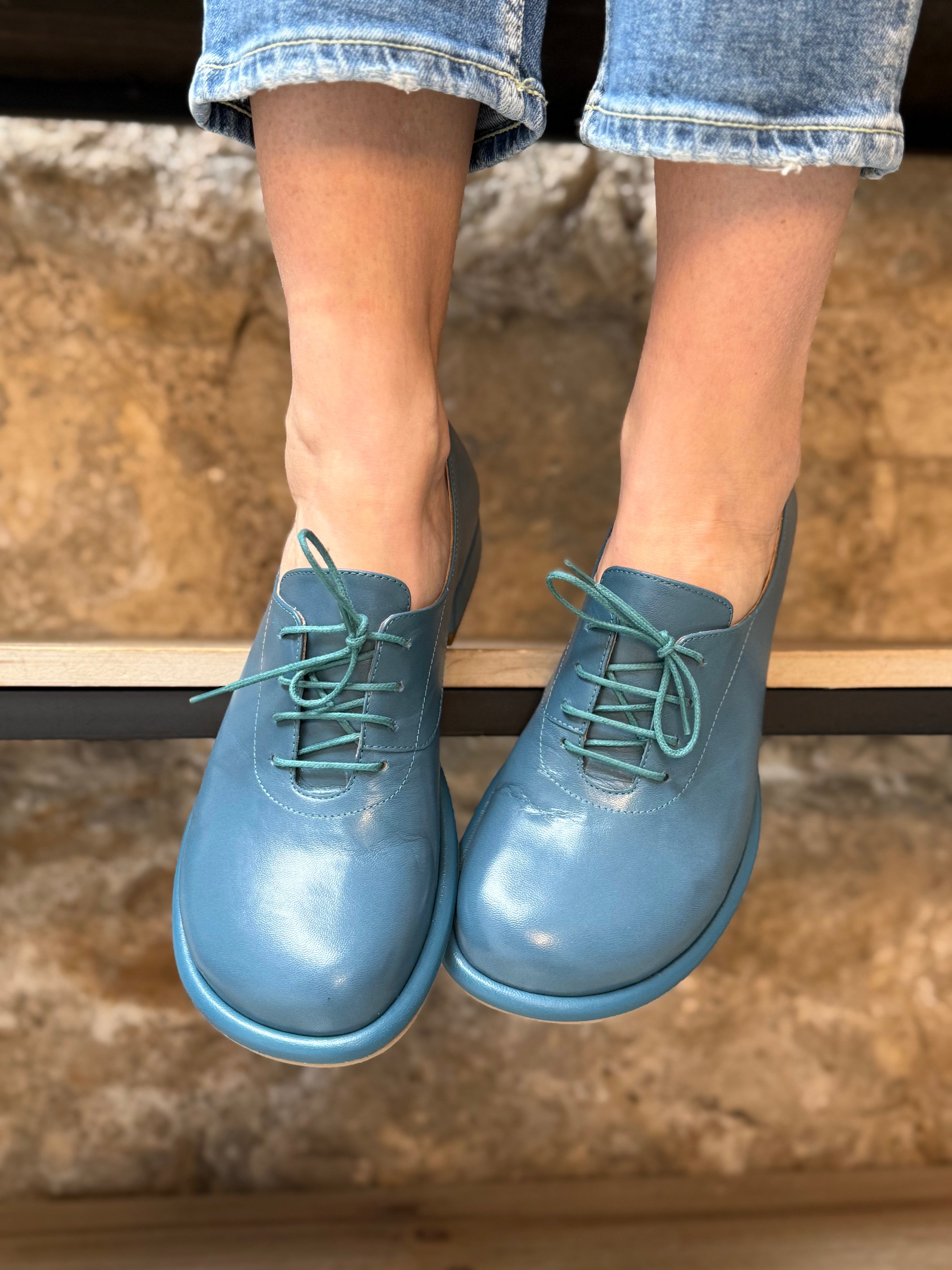 Image of Charlie Ottanio scarpa bassa allacciata in nappa cobalto artigianale marchigiana