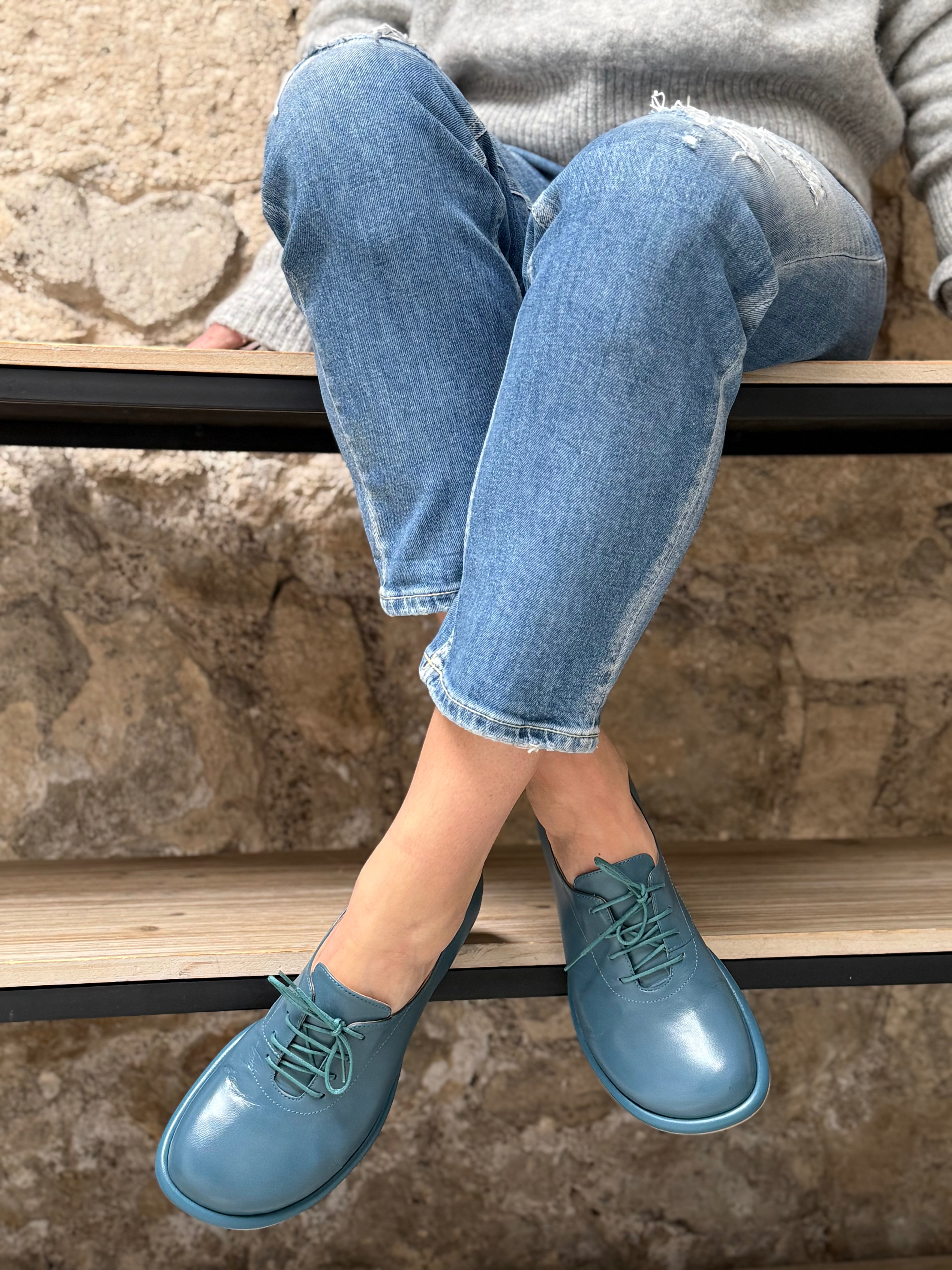 Image of Charlie Ottanio scarpa bassa allacciata in nappa cobalto artigianale marchigiana