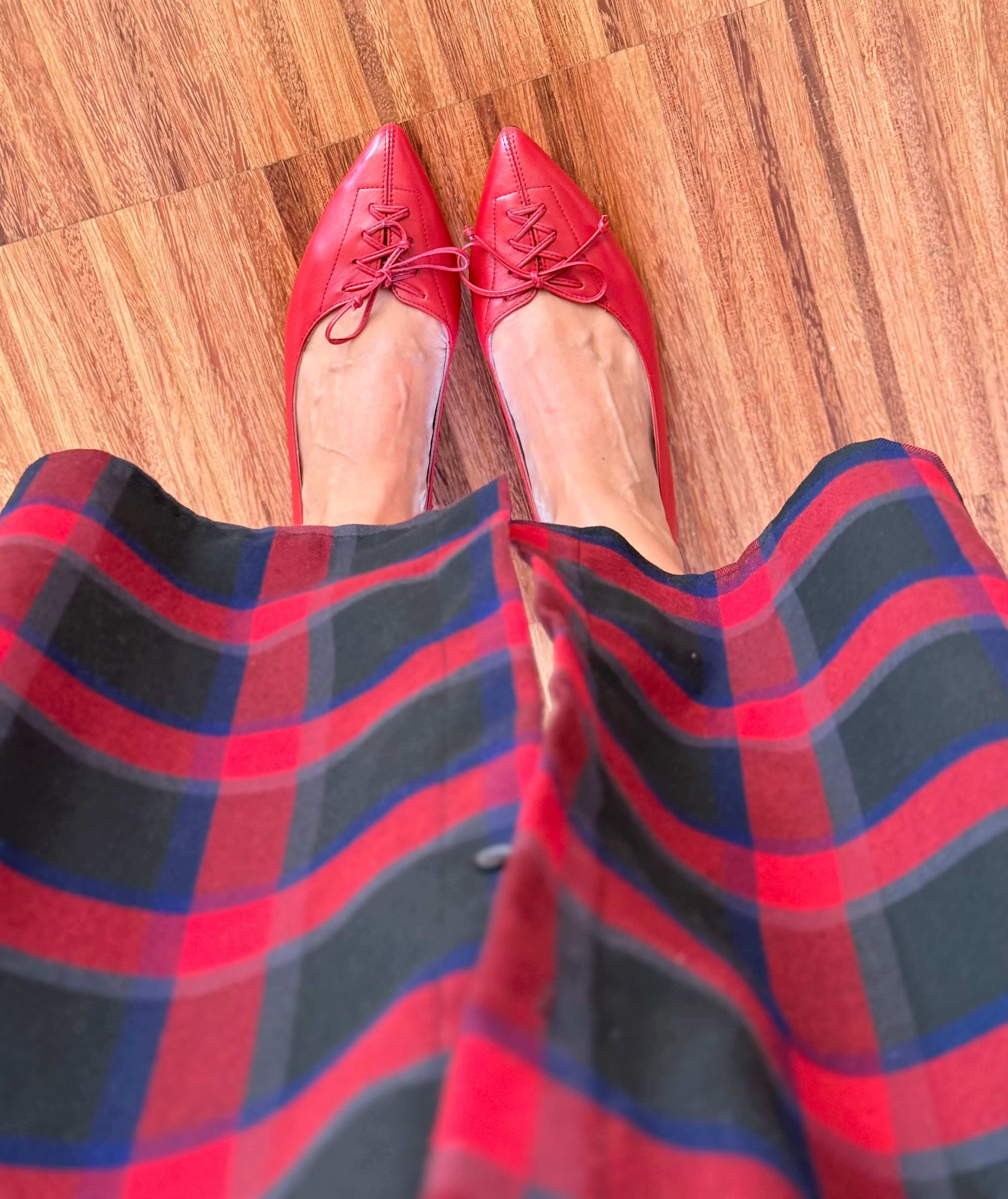 Image of Alsace Red ballerina a punta in nappa rossa con dettaglio lacci tacco 1.5 artigianale toscana