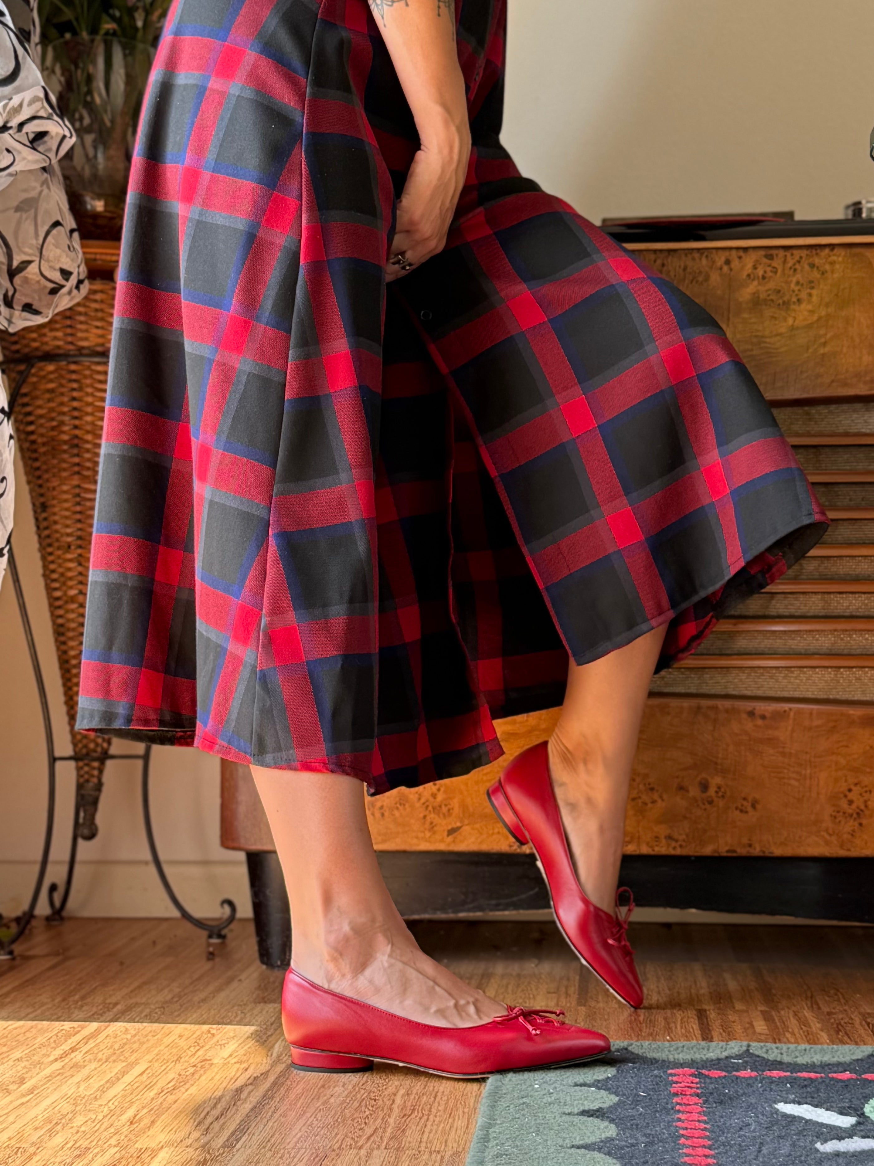 Image of Alsace Red ballerina a punta in nappa rossa con dettaglio lacci tacco 1.5 artigianale toscana