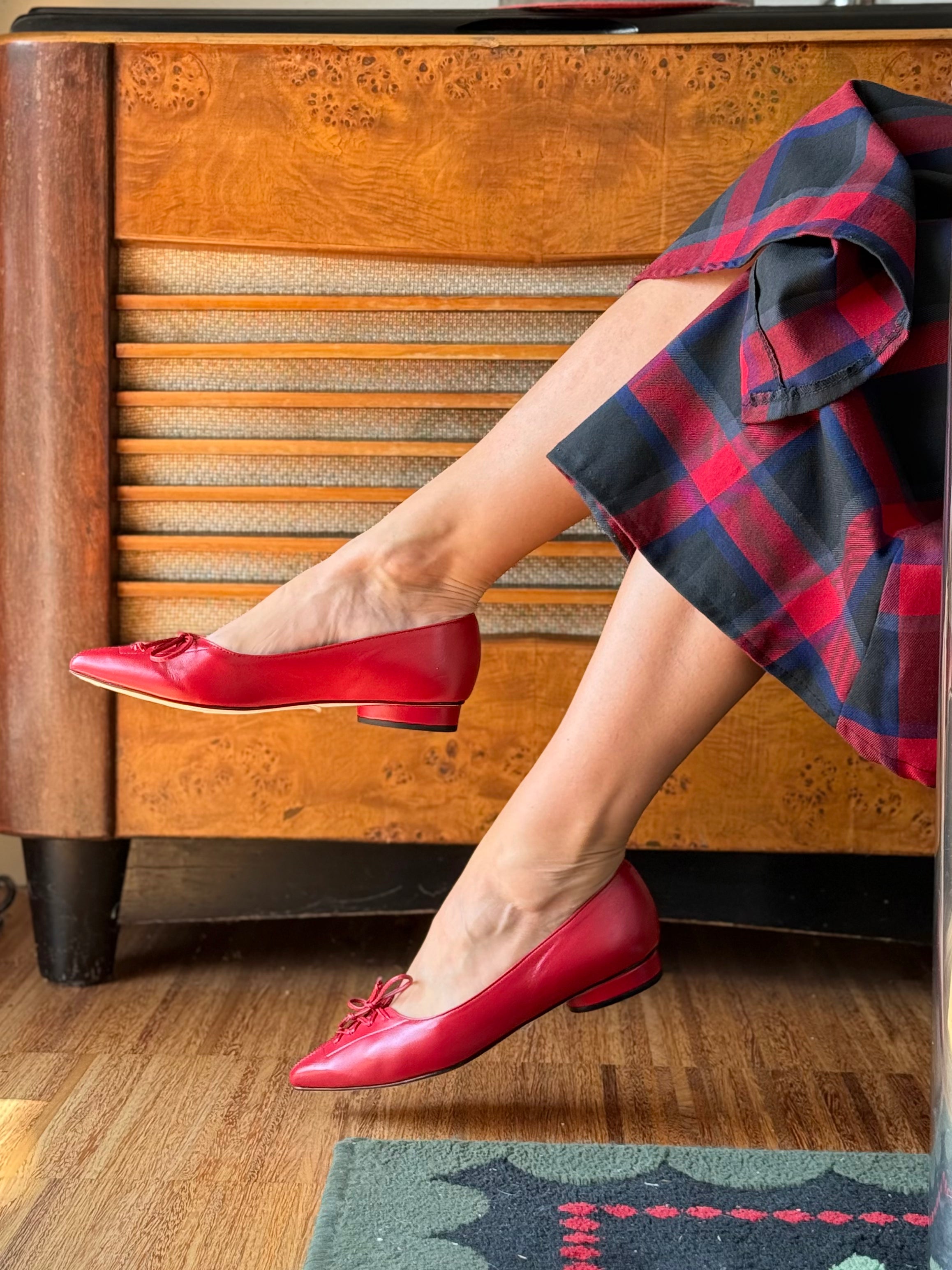 Image of Alsace Red ballerina a punta in nappa rossa con dettaglio lacci tacco 1.5 artigianale toscana