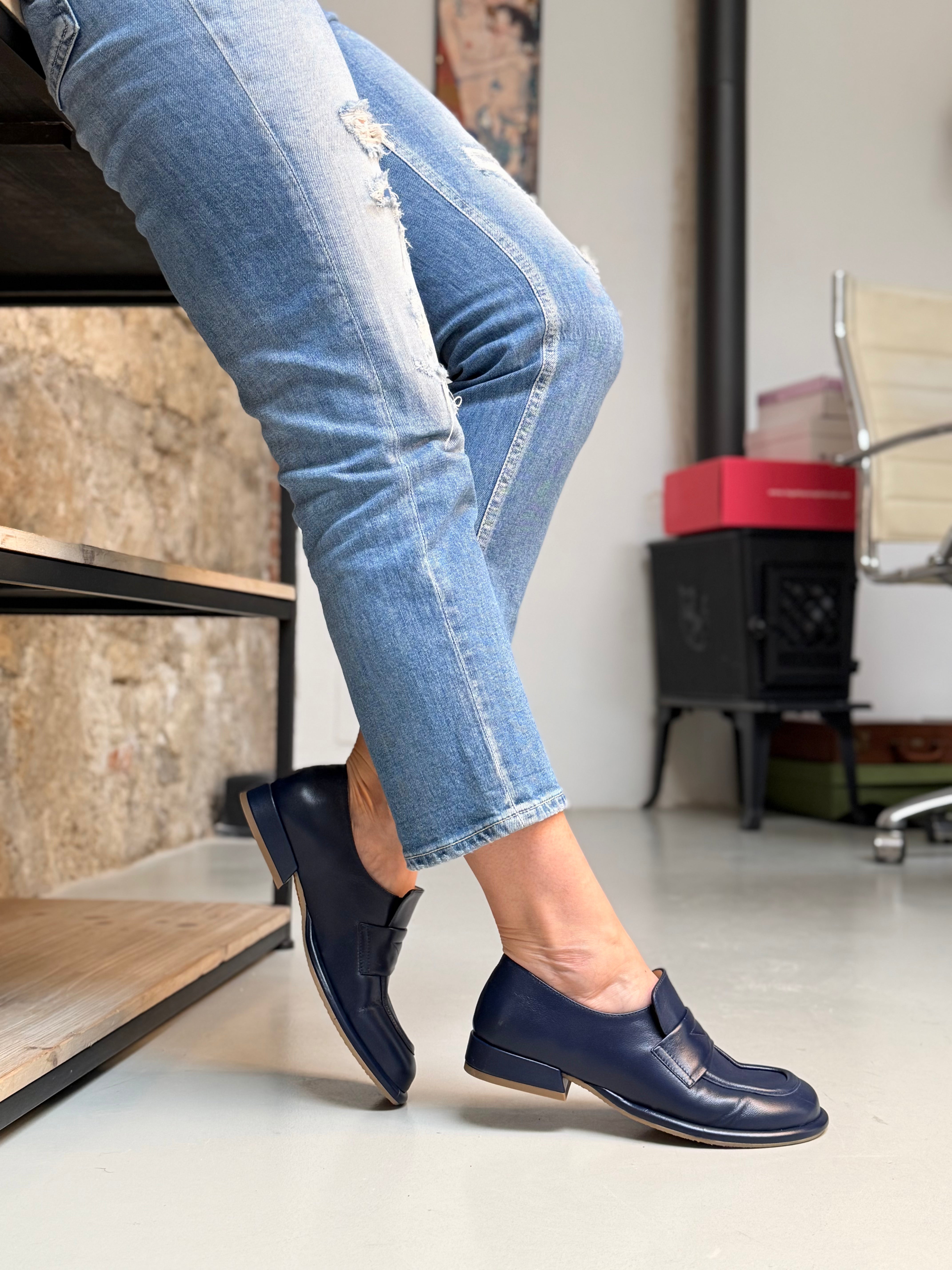Image of Archie Navy mocassino in nappa blu artigianale marchigiana