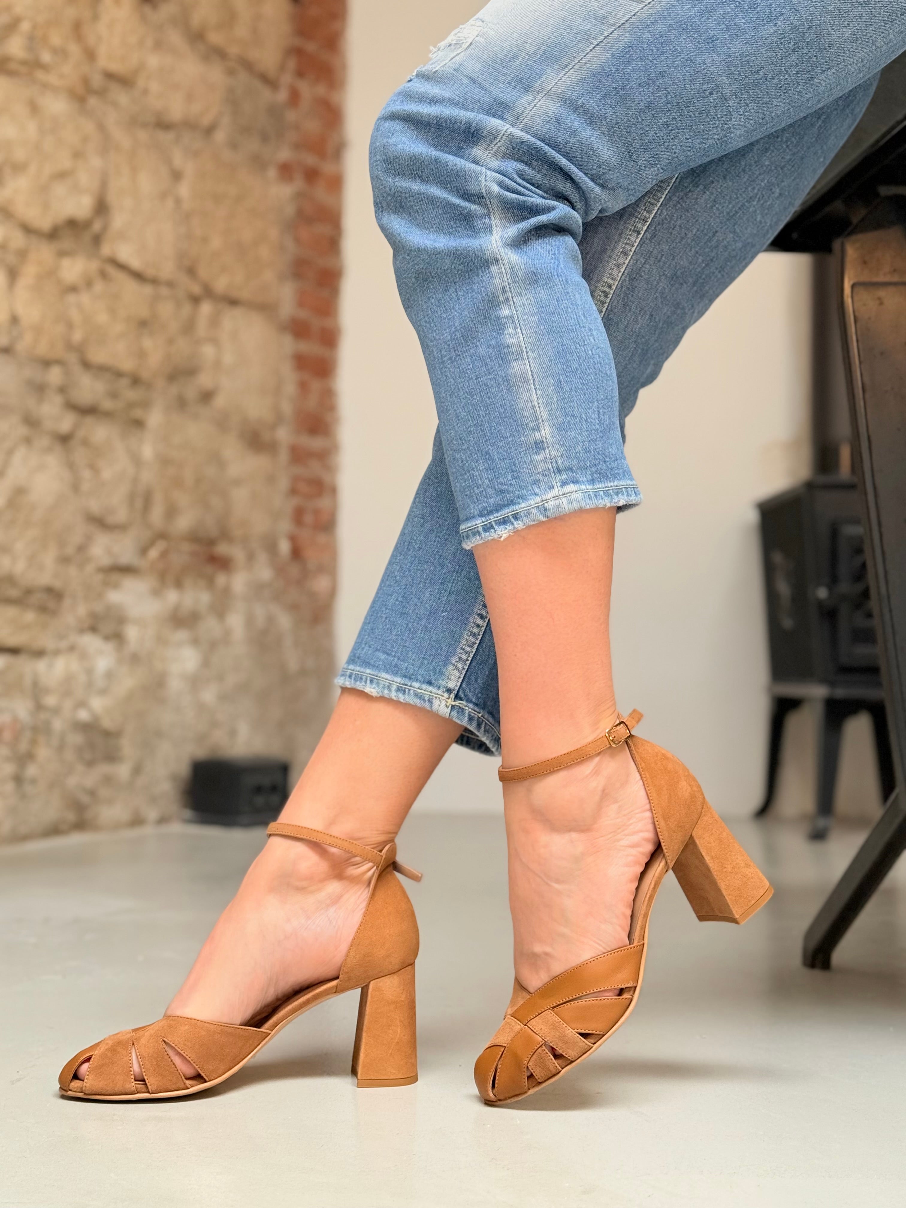 Image of Ginger Cuoio decollete con cinturino in nappa e camoscio caramello/noce tacco 7.5 - artigianale marchigiano