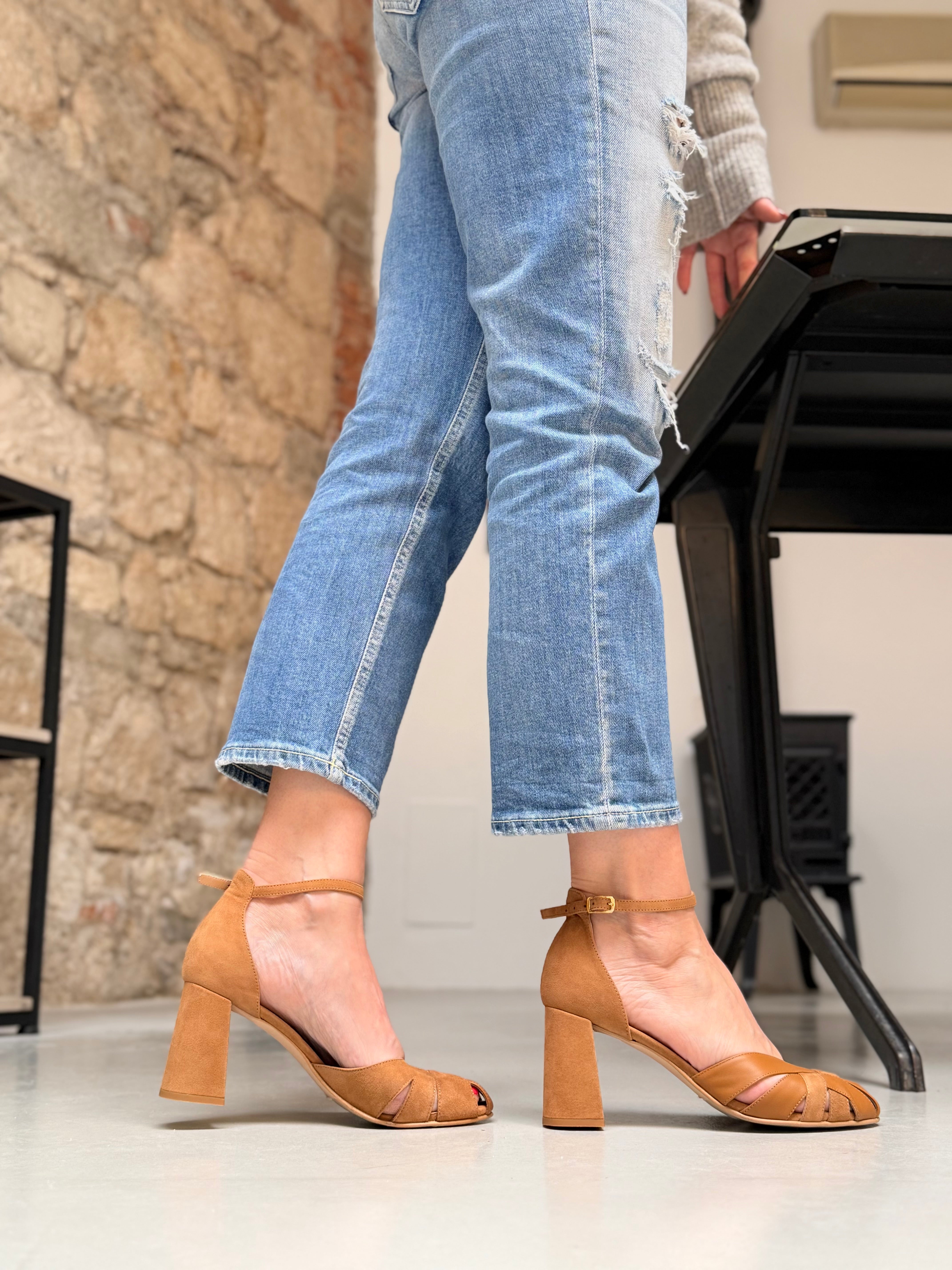 Image of Ginger Cuoio decollete con cinturino in nappa e camoscio caramello/noce tacco 7.5 - artigianale marchigiano