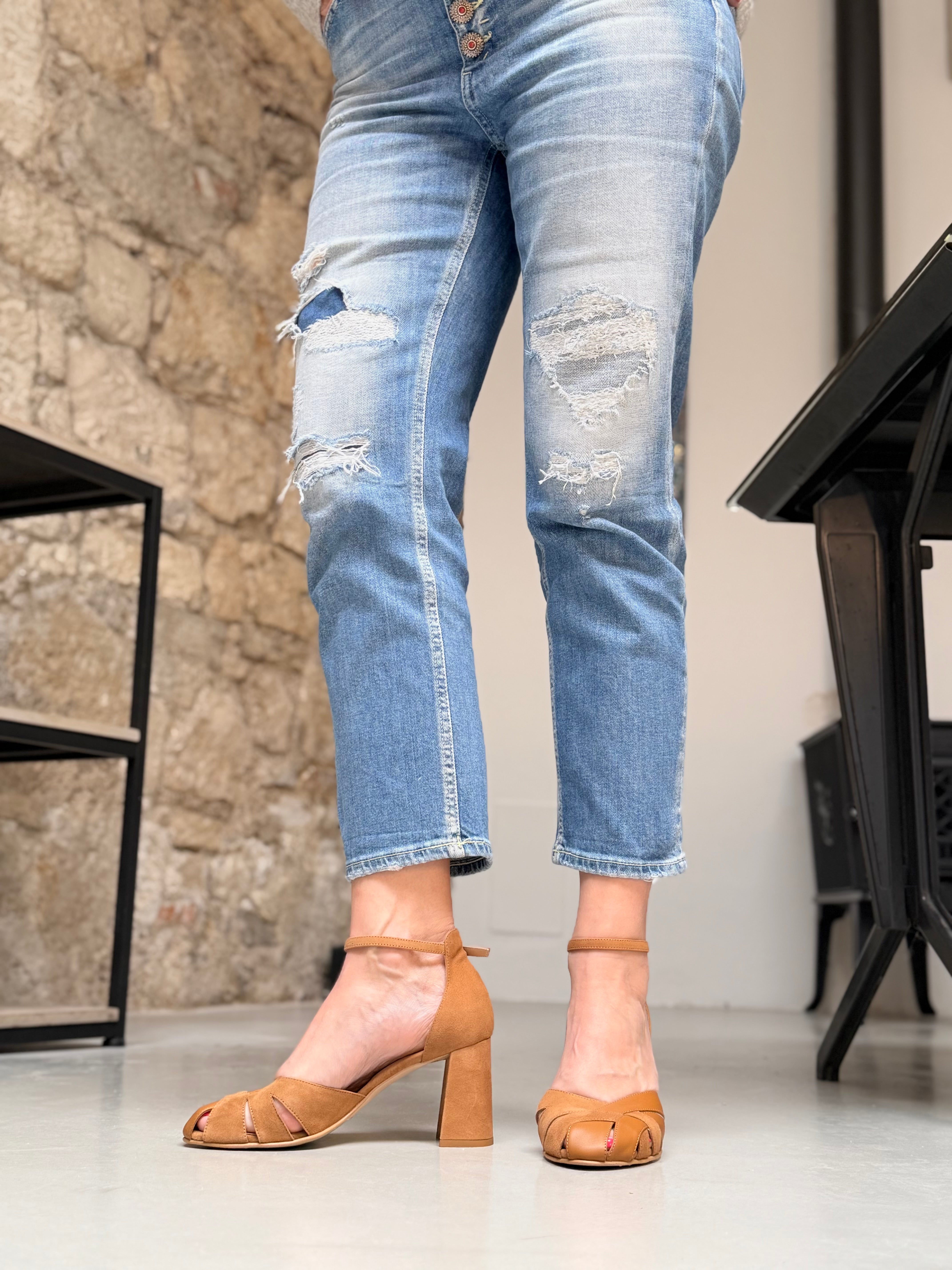 Image of Ginger Cuoio decollete con cinturino in nappa e camoscio caramello/noce tacco 7.5 - artigianale marchigiano