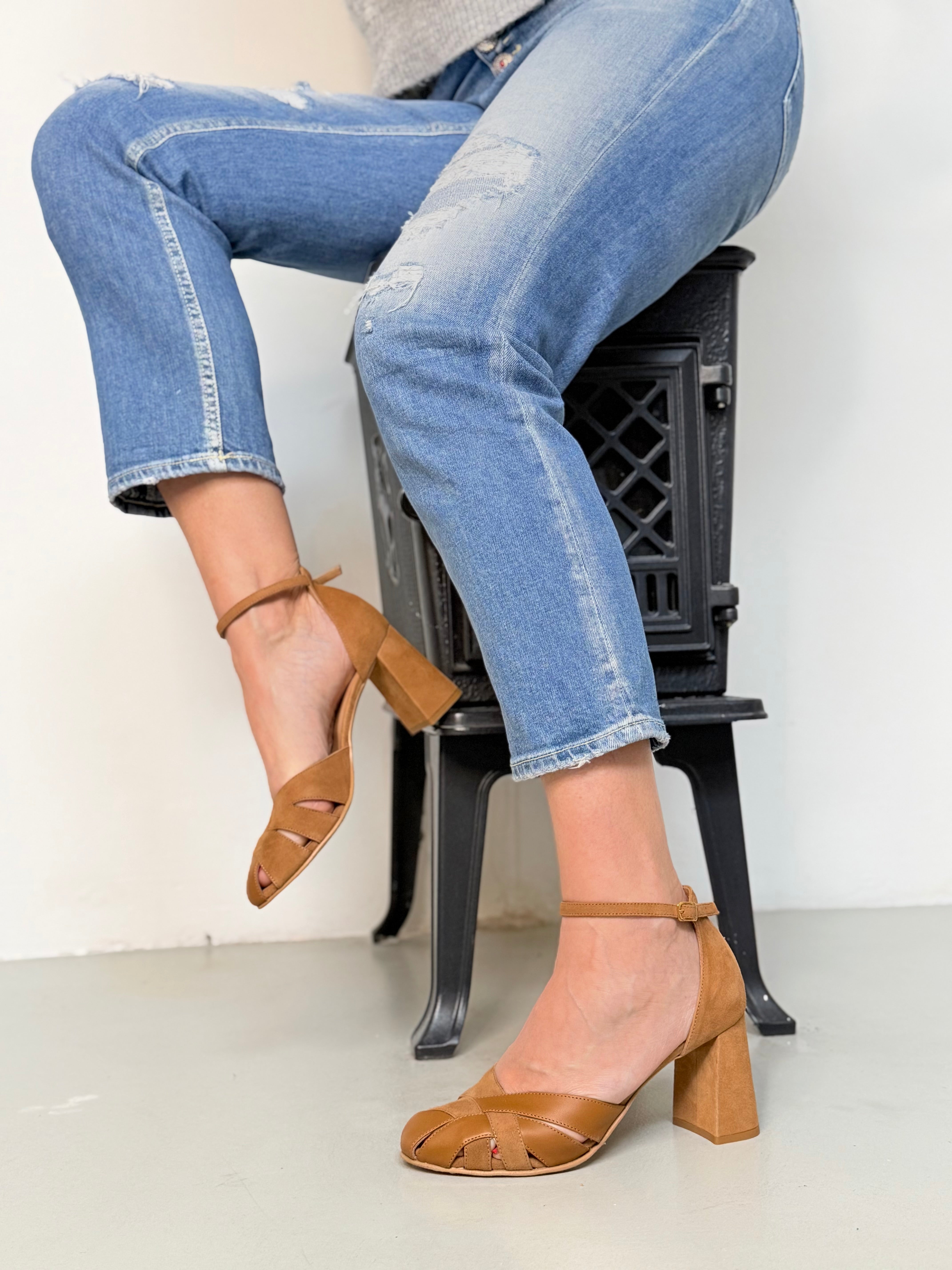 Image of Ginger Cuoio decollete con cinturino in nappa e camoscio caramello/noce tacco 7.5 - artigianale marchigiano