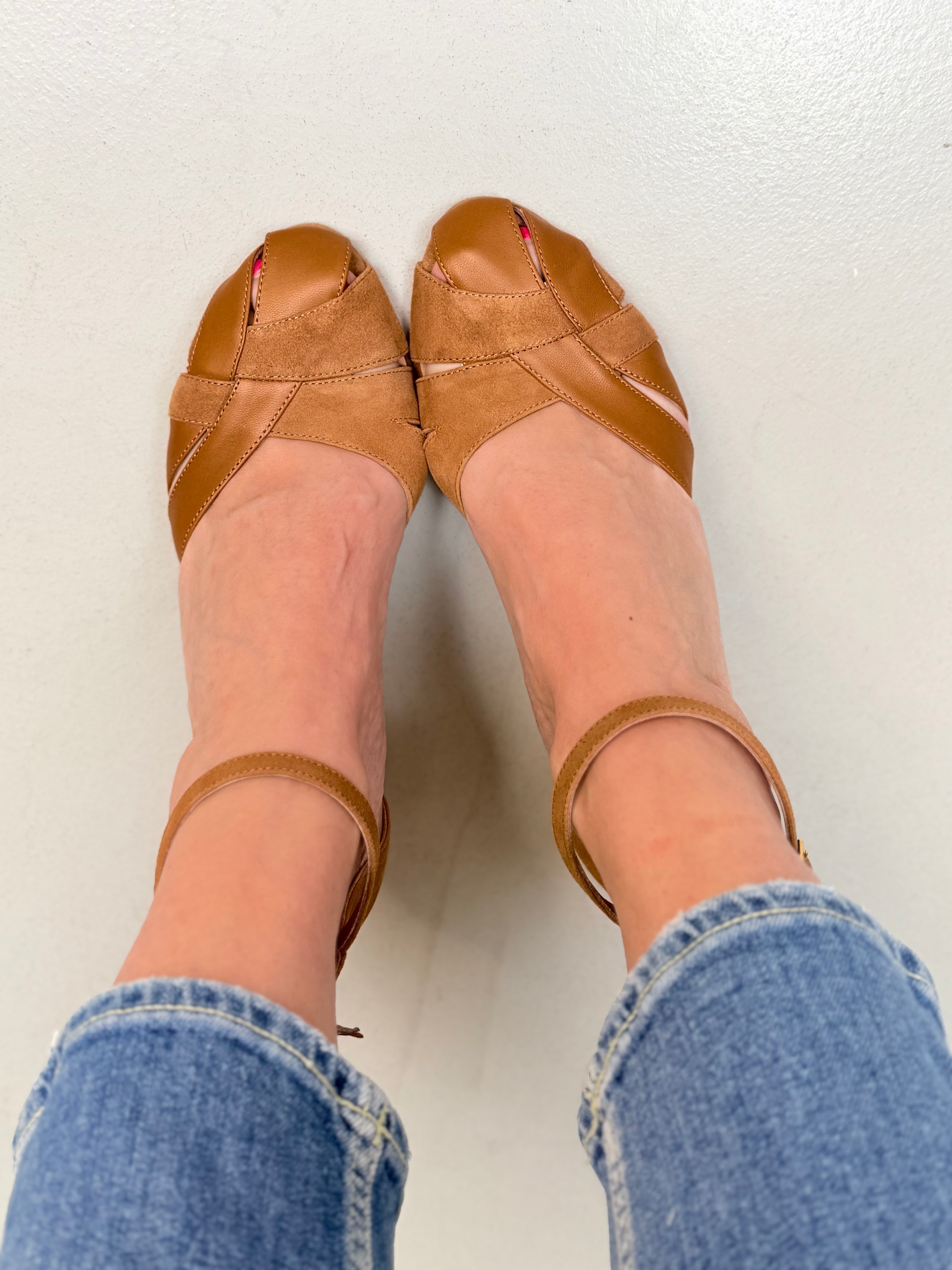 Image of Ginger Cuoio decollete con cinturino in nappa e camoscio caramello/noce tacco 7.5 - artigianale marchigiano