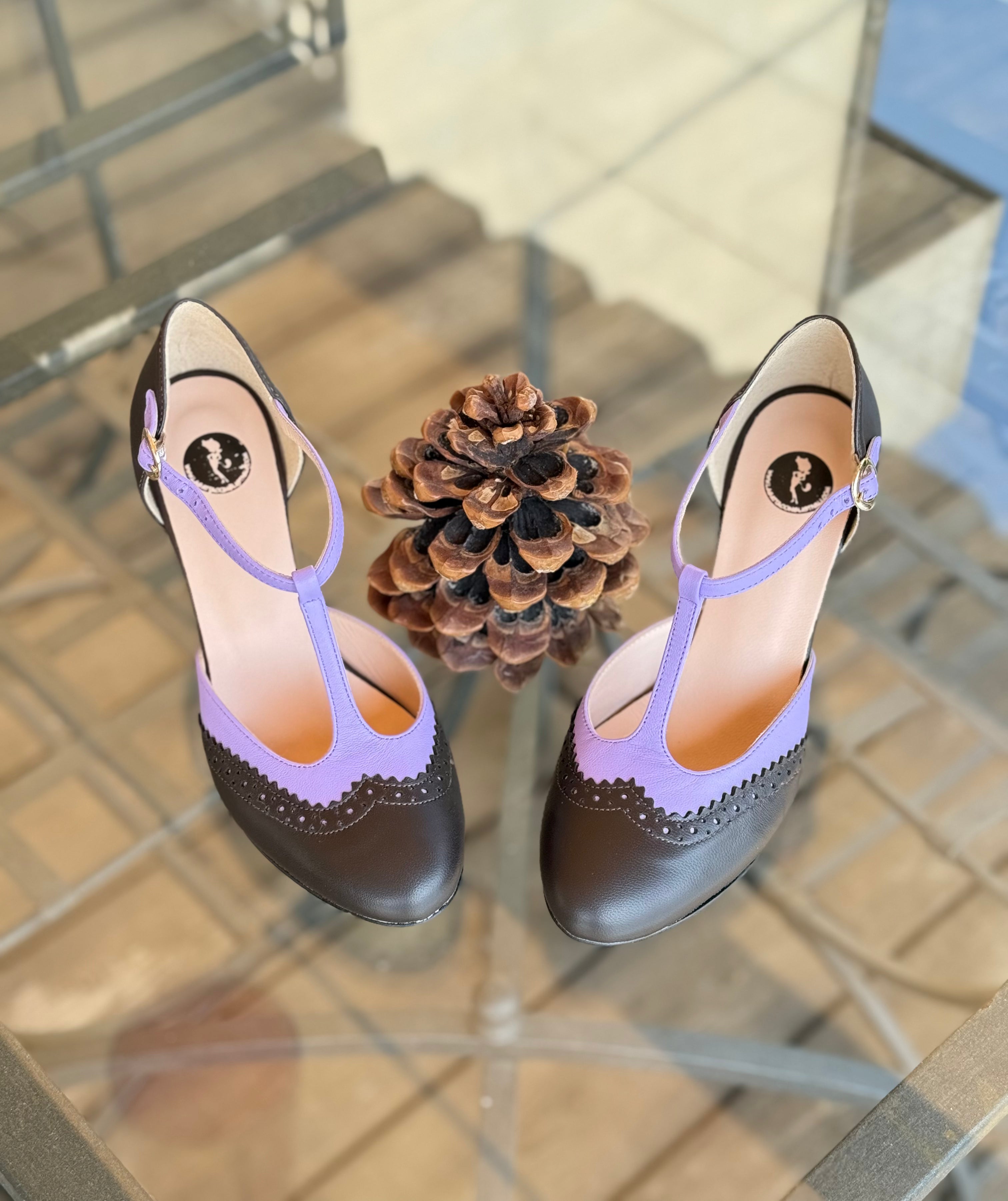 Image of Aura moro decollete t-bar in pelle marrone e glicine artigianale pugliese