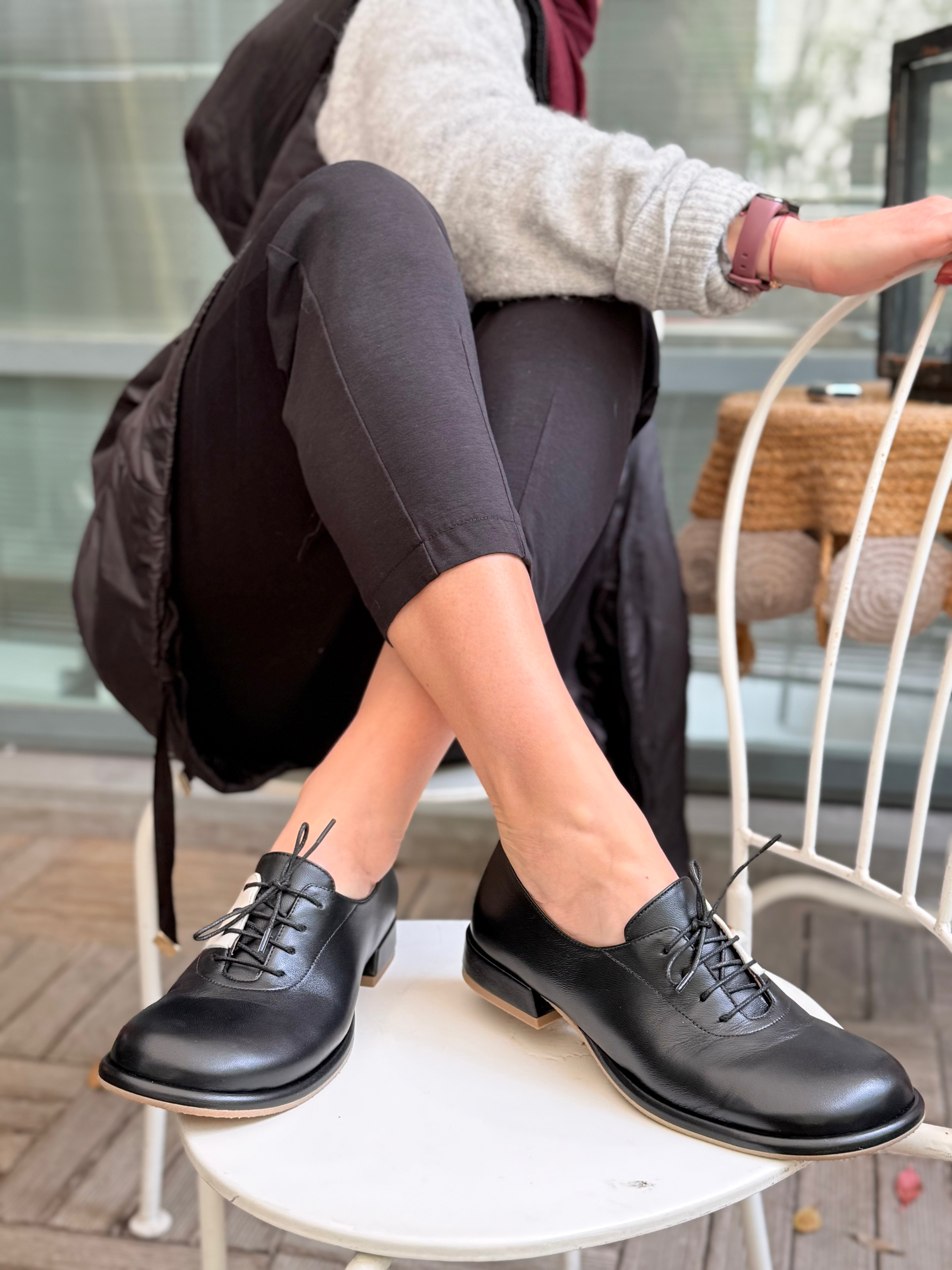 Image of Charlie Bw scarpa bassa allacciata in nappa bianca e nera  artigianale marchigiana
