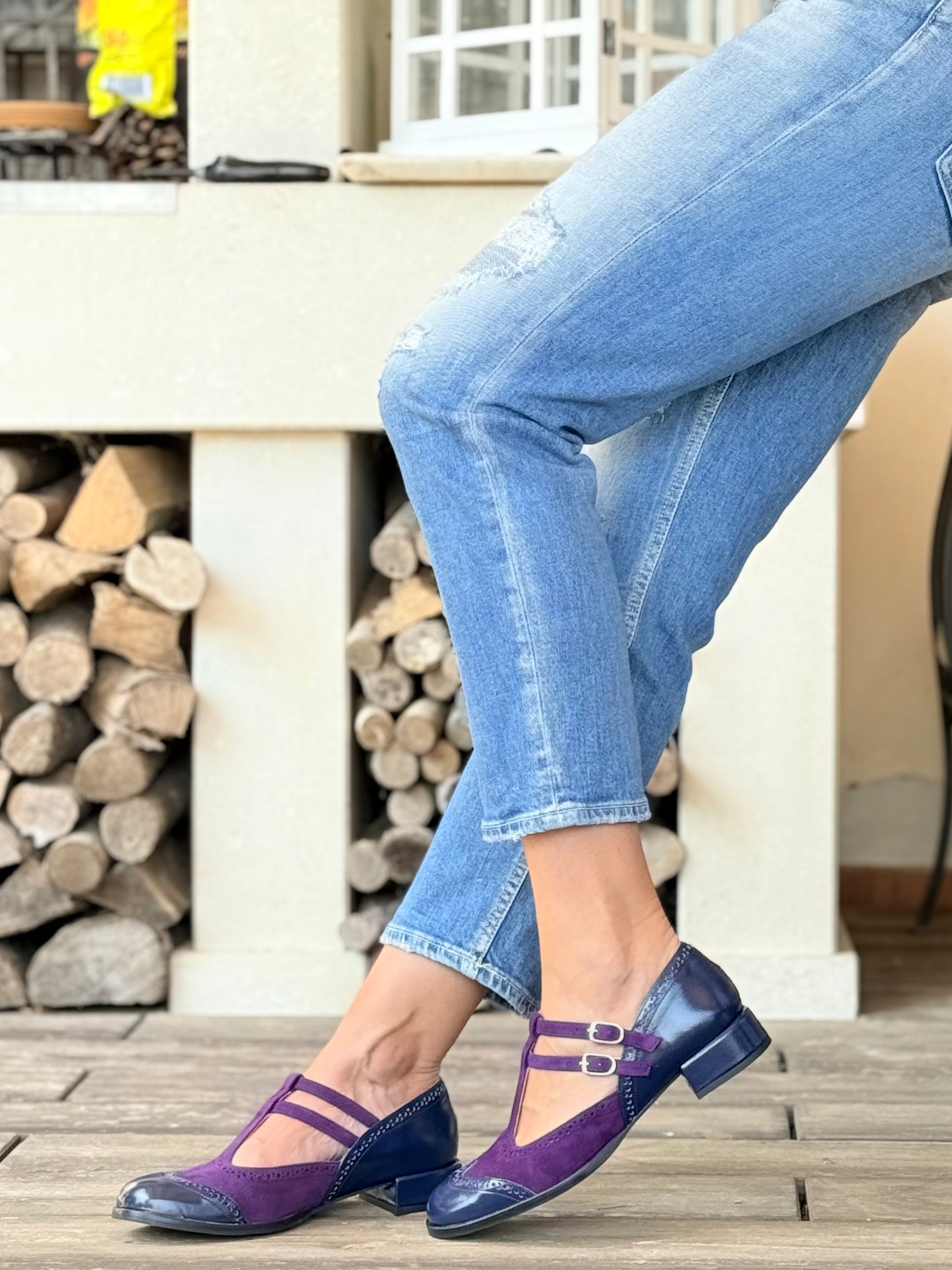 Image of Furiosa Blue scarpa bassa in pelle blu e camoscio viola doppio cinturino e t-bar tacco 2,5 cm artigianale