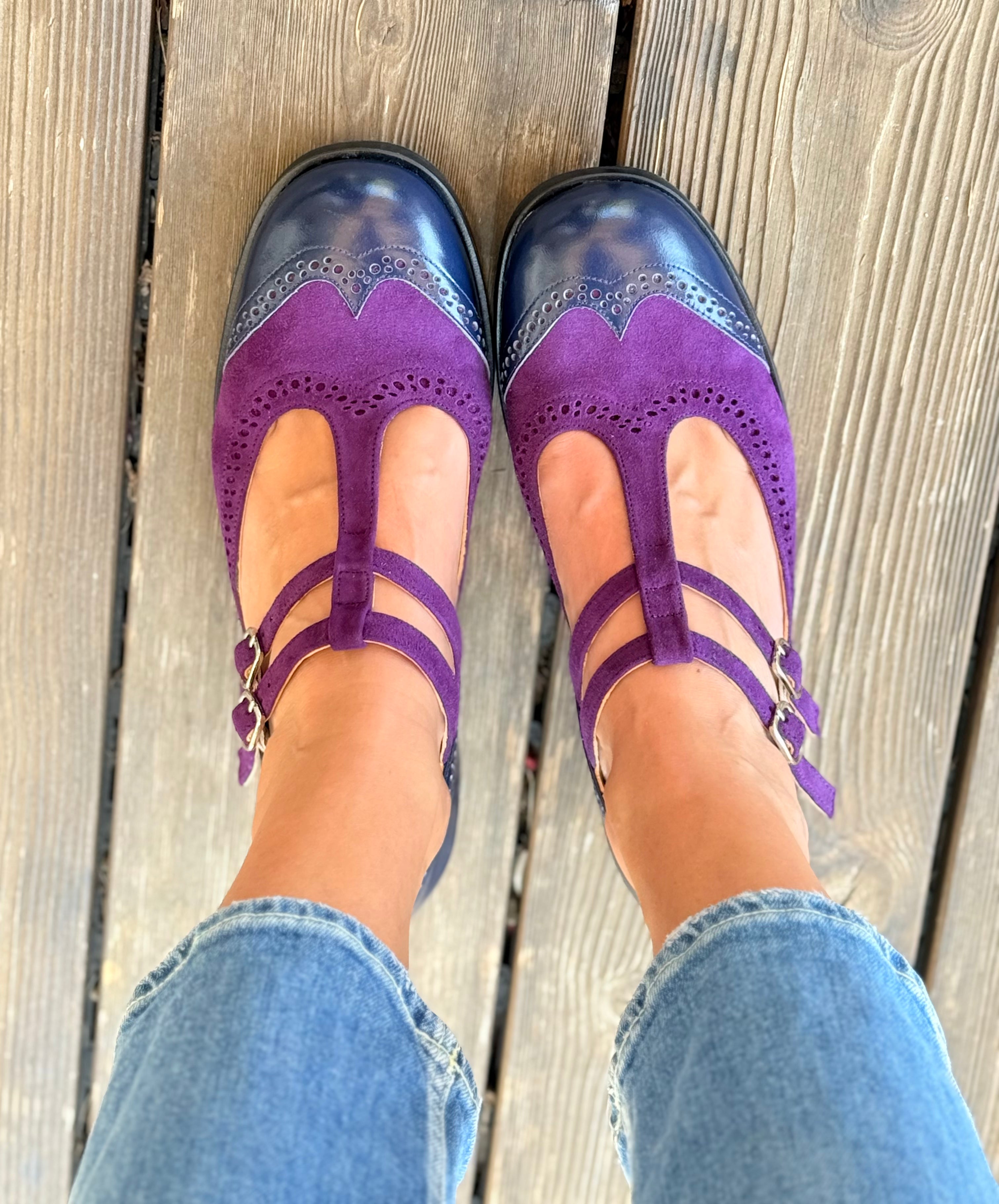 Furiosa Blue scarpa bassa in pelle blu e camoscio viola doppio cinturino e t-bar tacco 2,5 cm artigianale