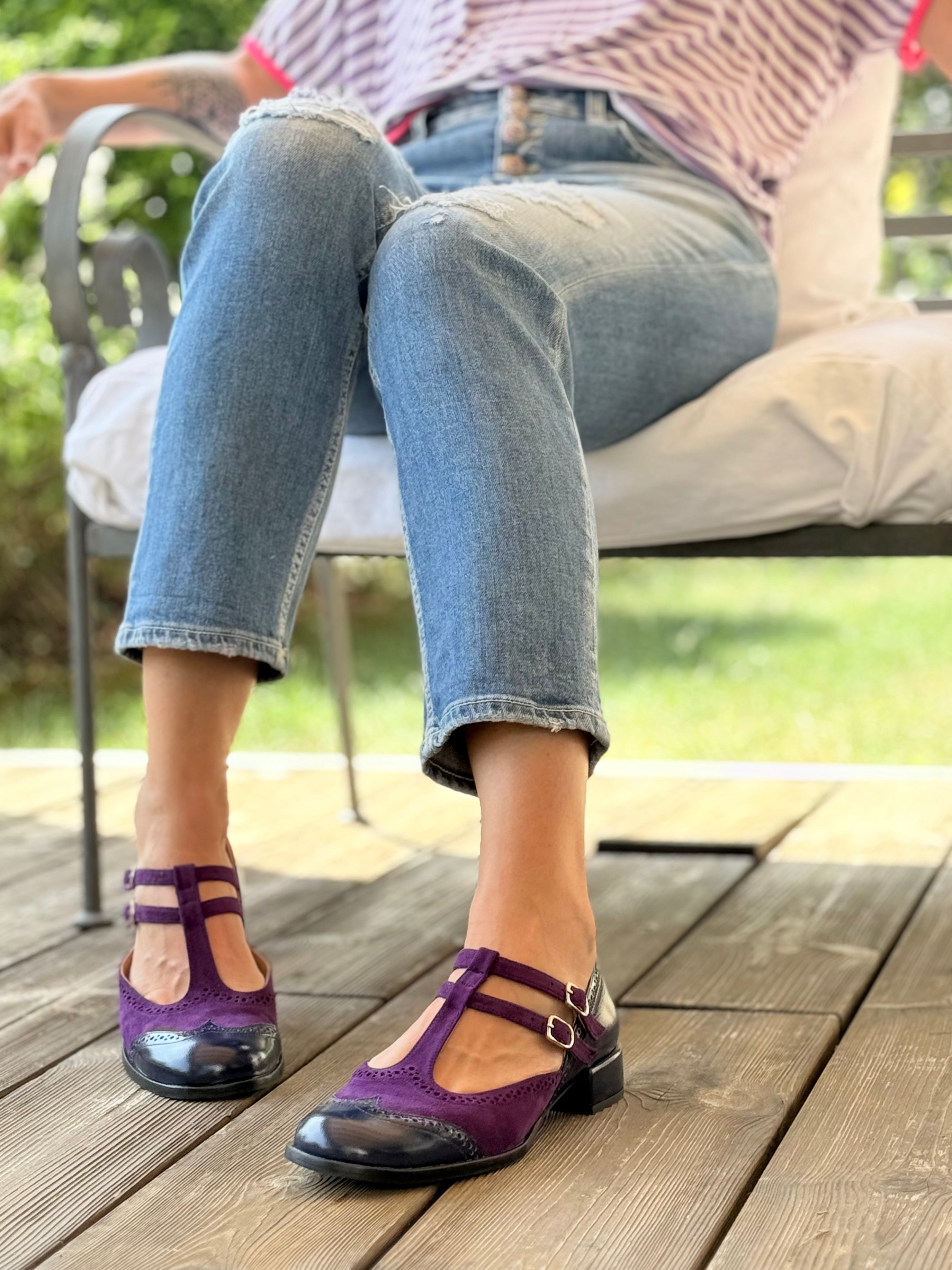 Image of Furiosa Blue scarpa bassa in pelle blu e camoscio viola doppio cinturino e t-bar tacco 2,5 cm artigianale