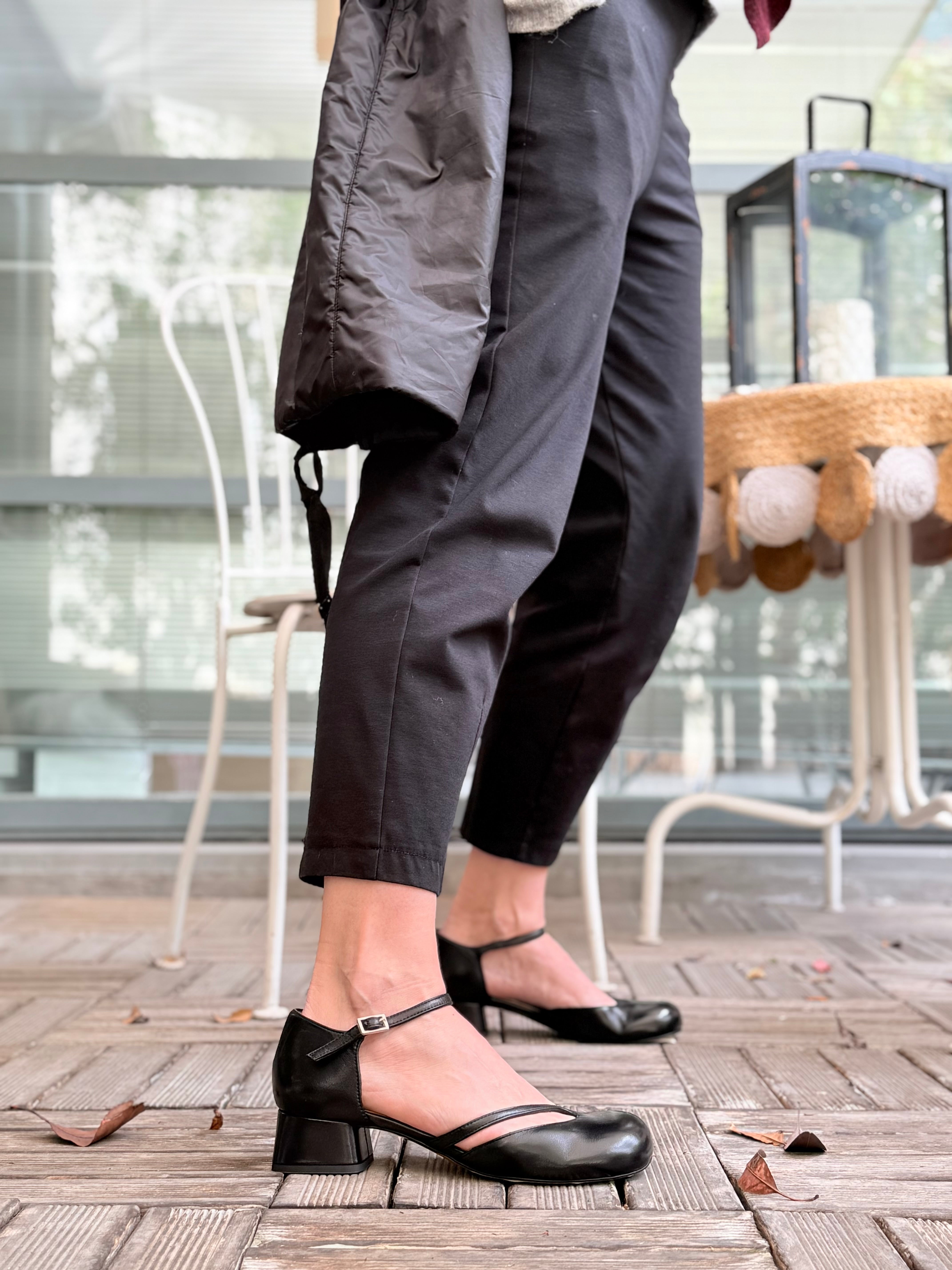 Image of Poppy Black scarpa bassa in nappa nera con cinturino tacco 3.5 artigianale lagattaconglistivali