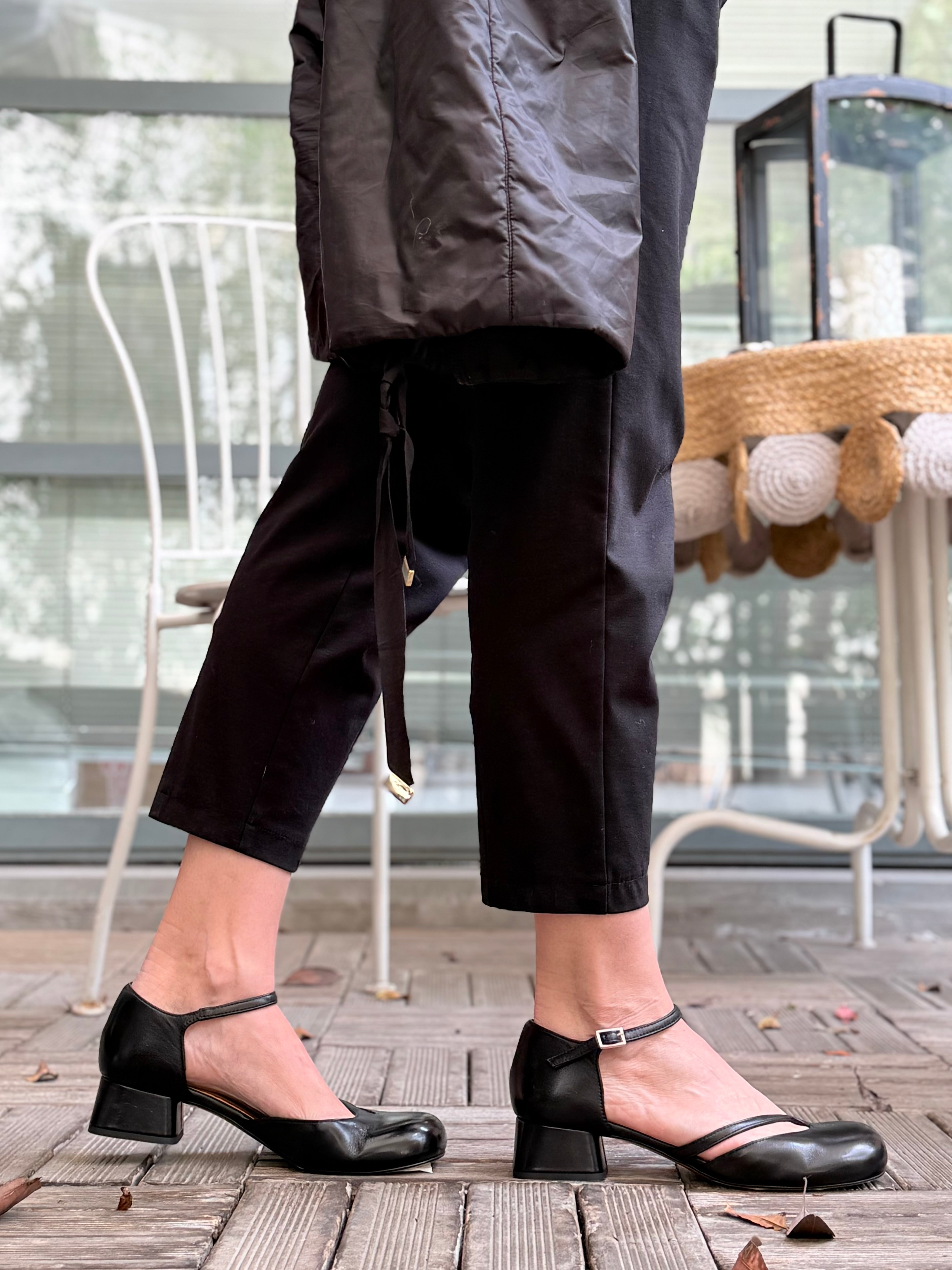 Image of Poppy Black scarpa bassa in nappa nera con cinturino tacco 3.5 artigianale lagattaconglistivali