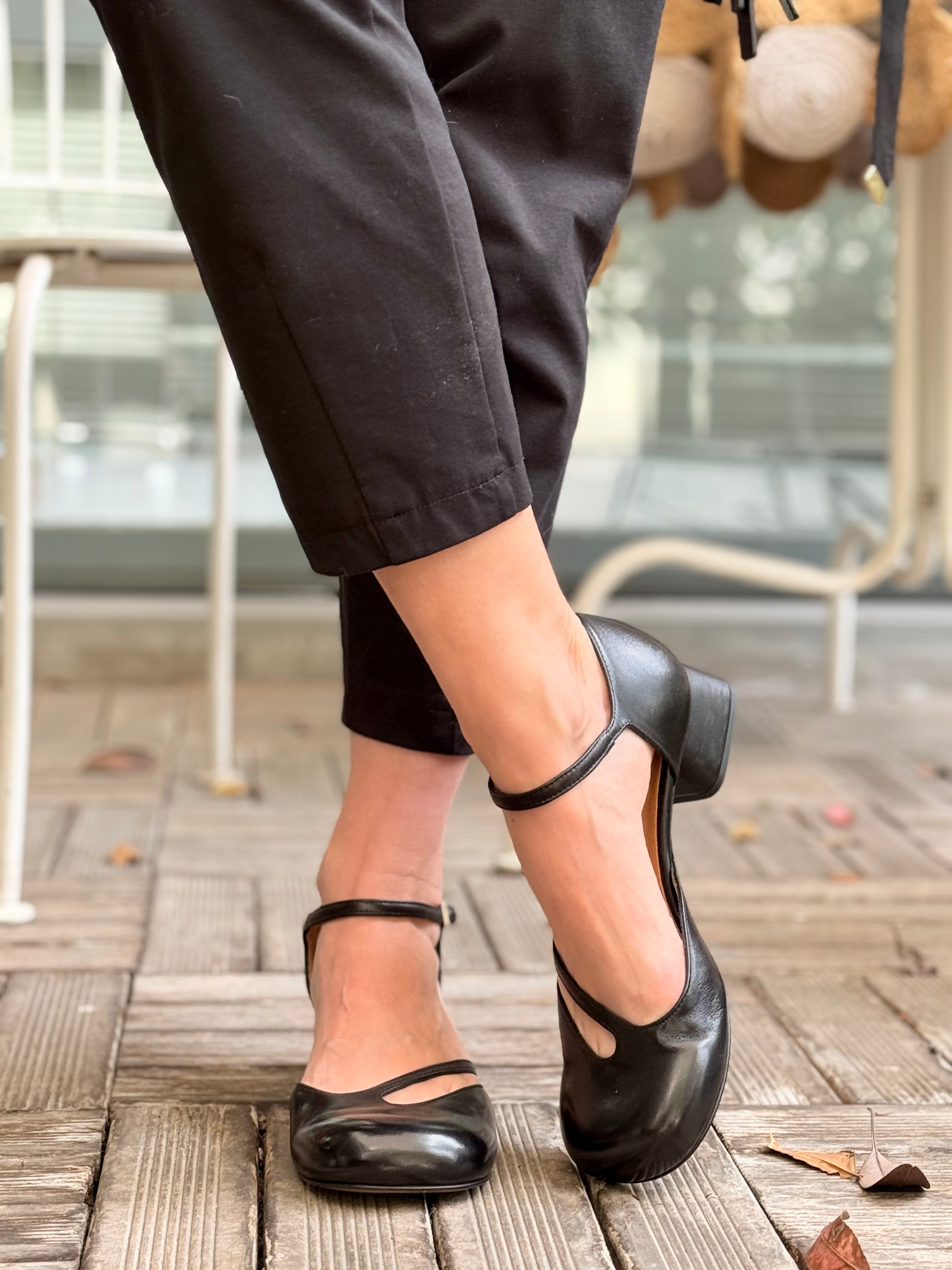 Image of Poppy Black scarpa bassa in nappa nera con cinturino tacco 3.5 artigianale lagattaconglistivali