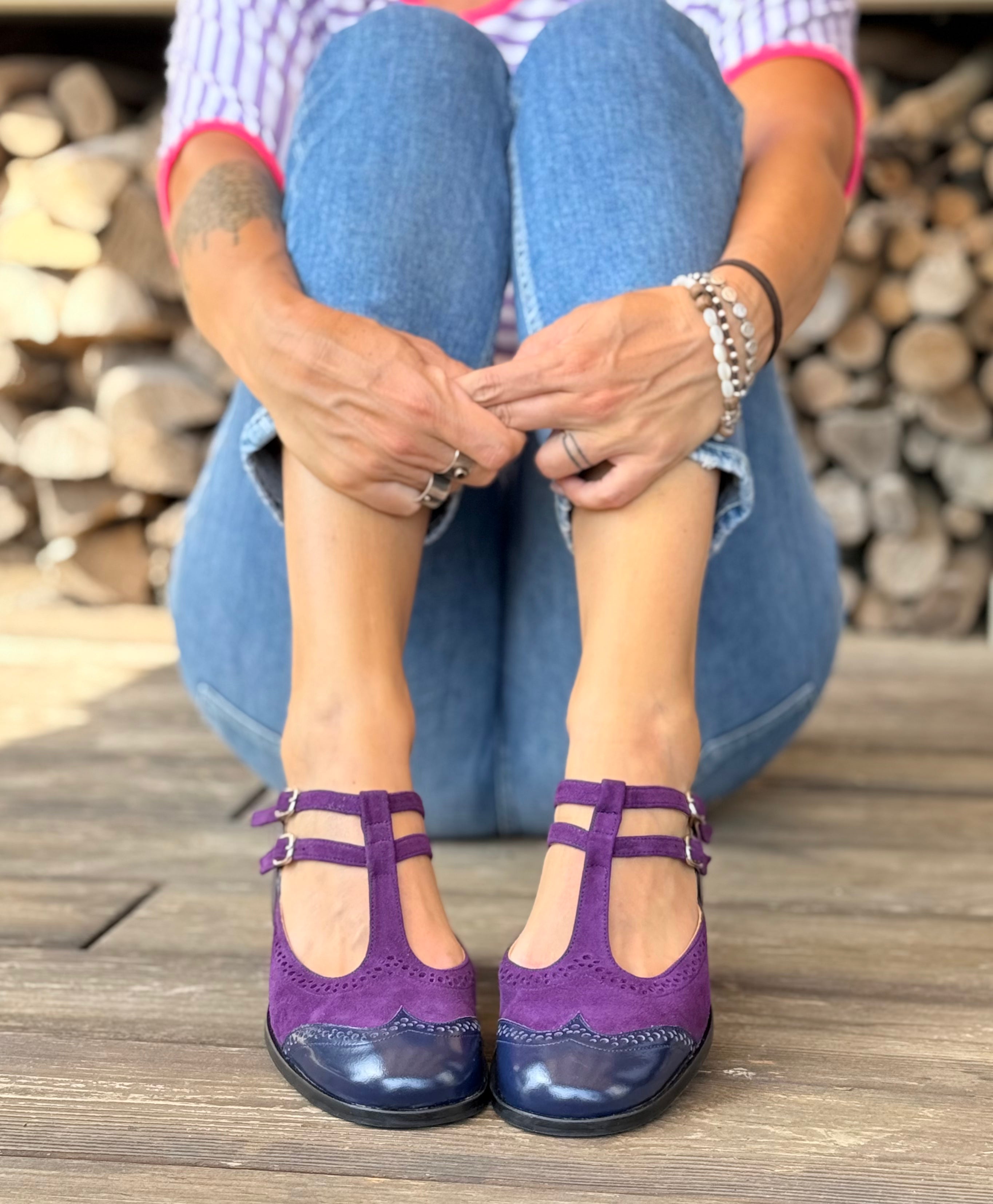 Image of Furiosa Blue scarpa bassa in pelle blu e camoscio viola doppio cinturino e t-bar tacco 2,5 cm artigianale