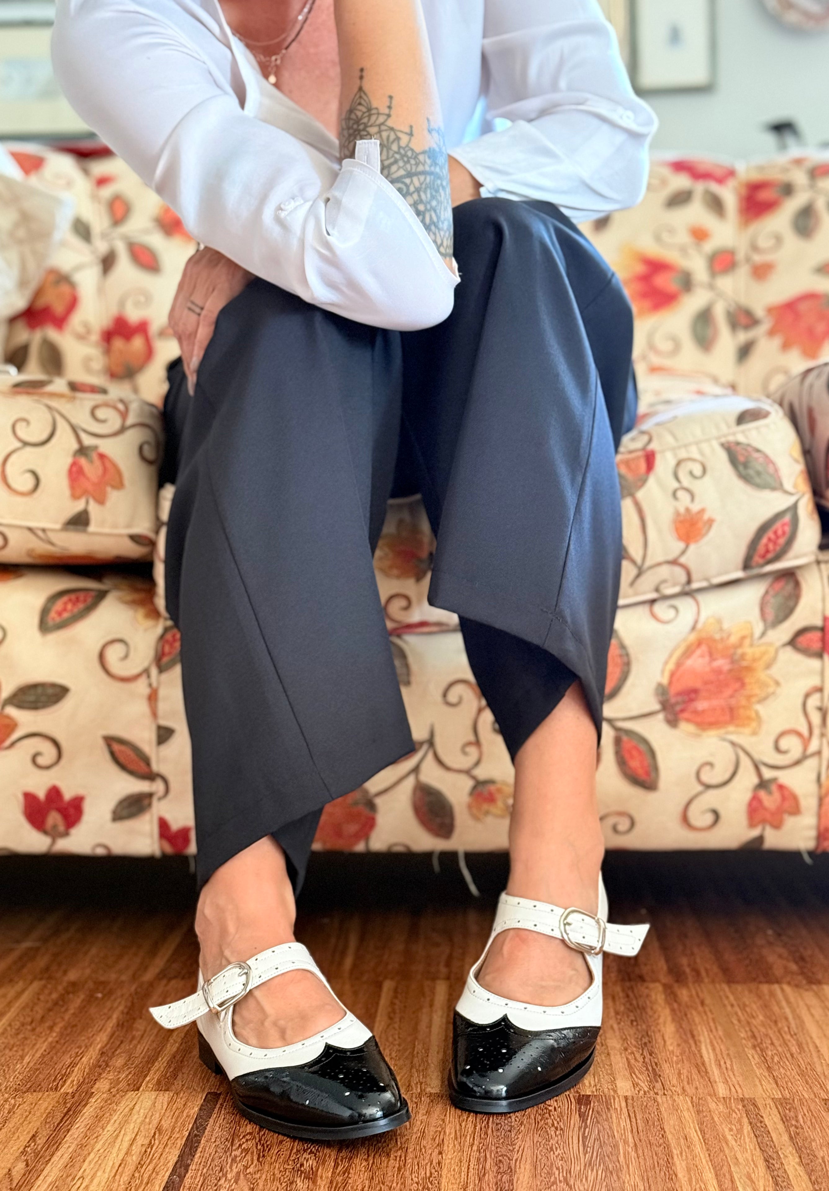 Image of Bimba Black scarpina bassa in nappa bianca e punta in naplak nera tacco 2 artigianale toscana