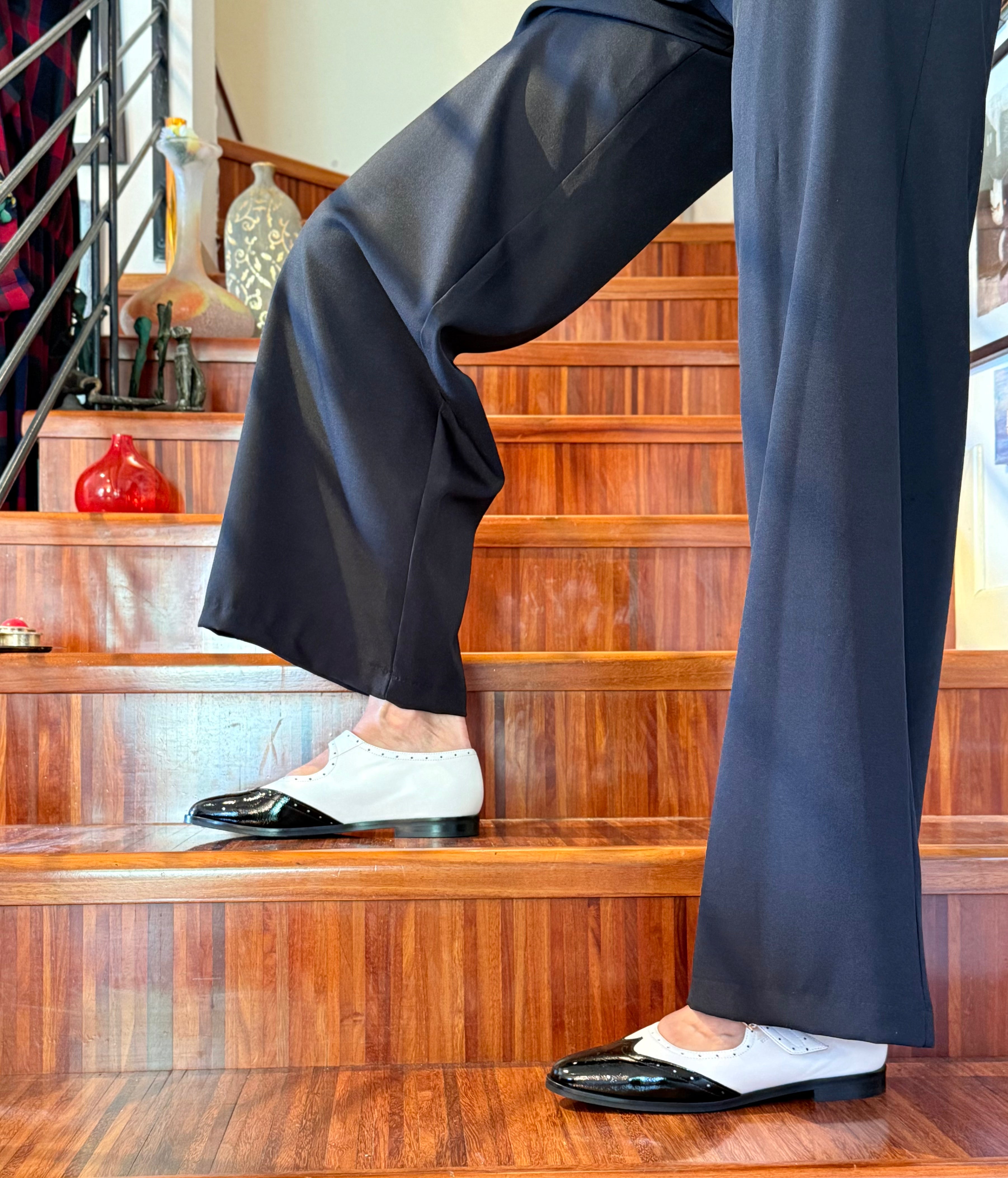 Image of Bimba Black scarpina bassa in nappa bianca e punta in naplak nera tacco 2 artigianale toscana