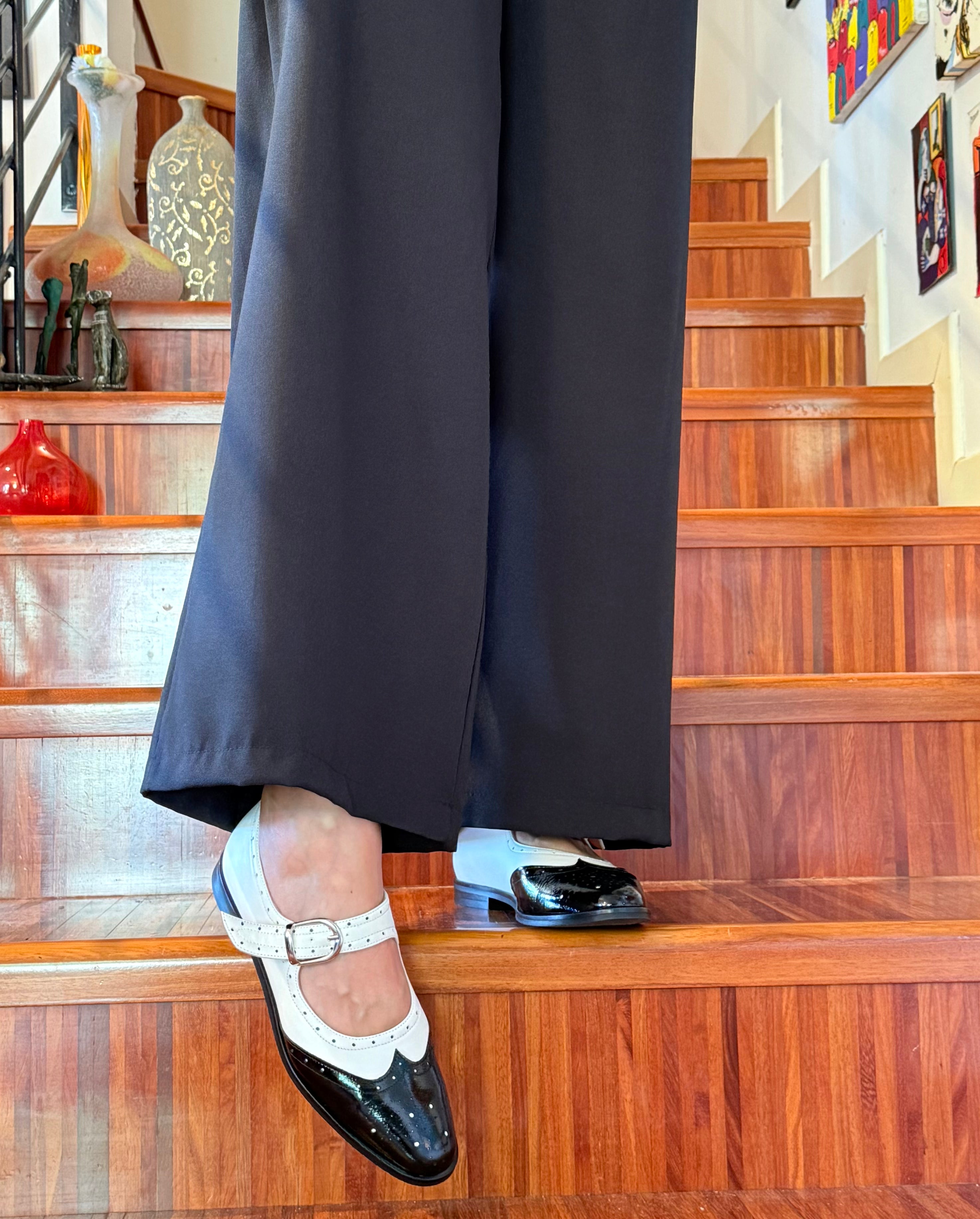 Image of Bimba Black scarpina bassa in nappa bianca e punta in naplak nera tacco 2 artigianale toscana