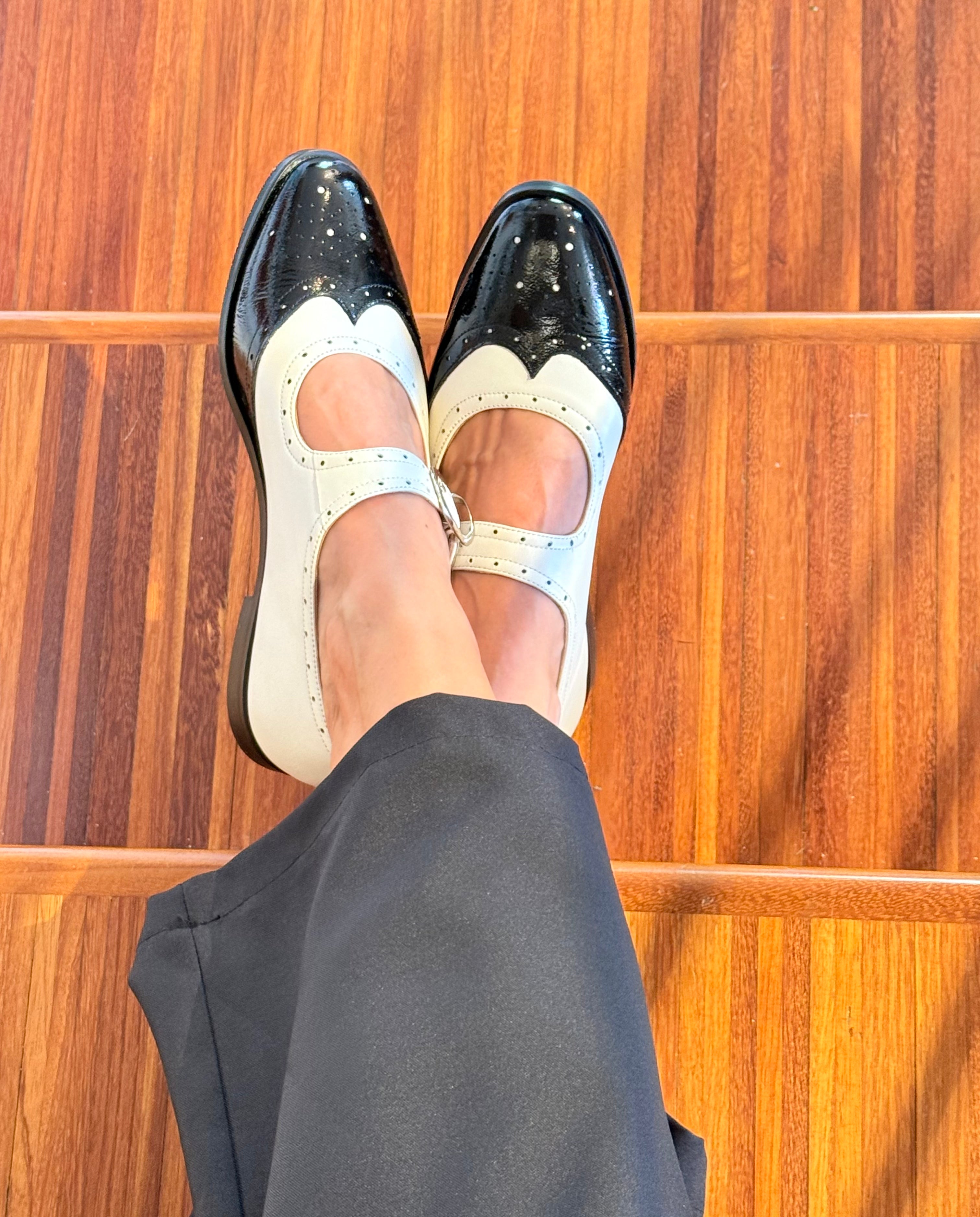 Image of Bimba Black scarpina bassa in nappa bianca e punta in naplak nera tacco 2 artigianale toscana