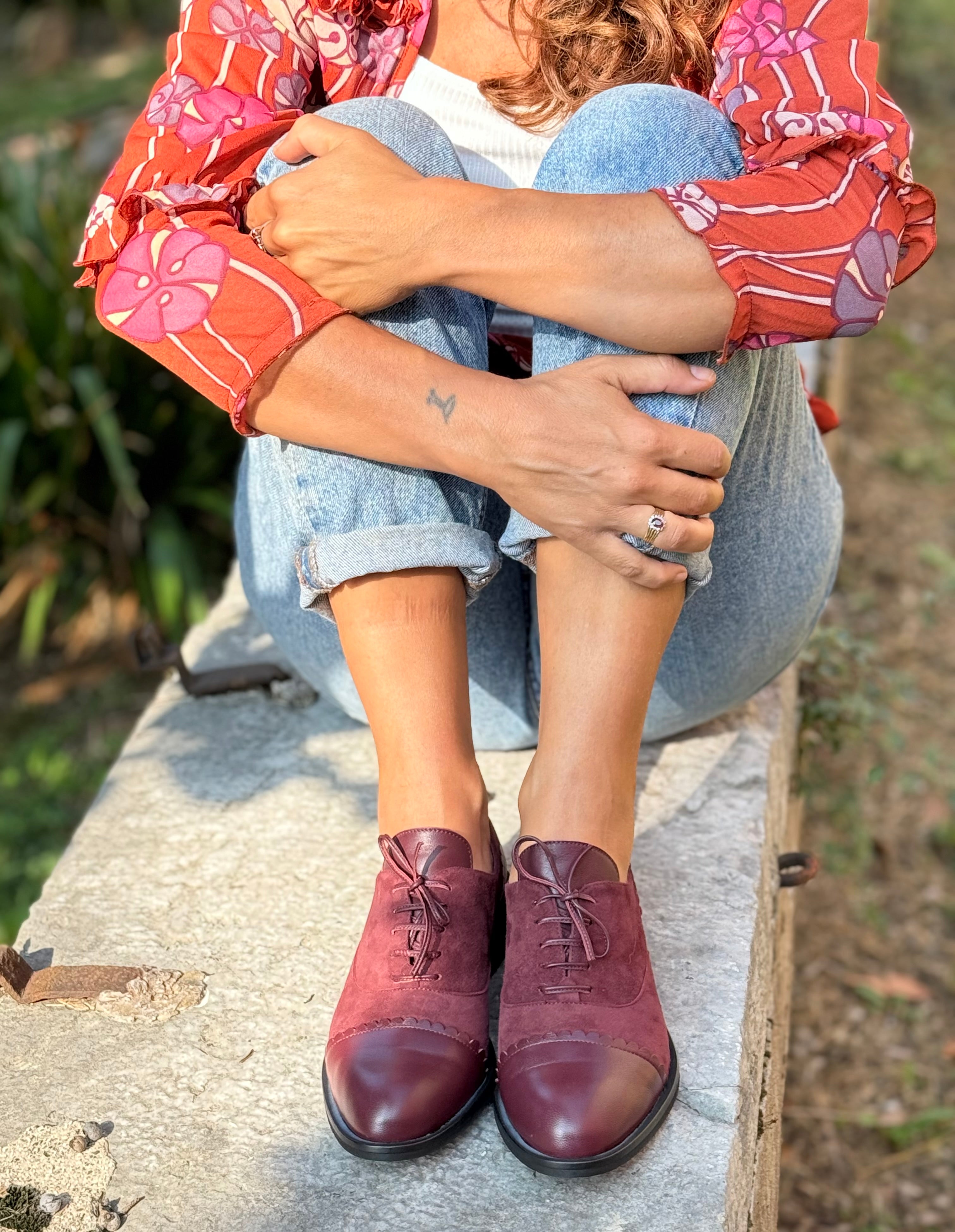 Image of Roger Wine scarpa bassa allacciata in camoscio bordeaux artigianale toscana