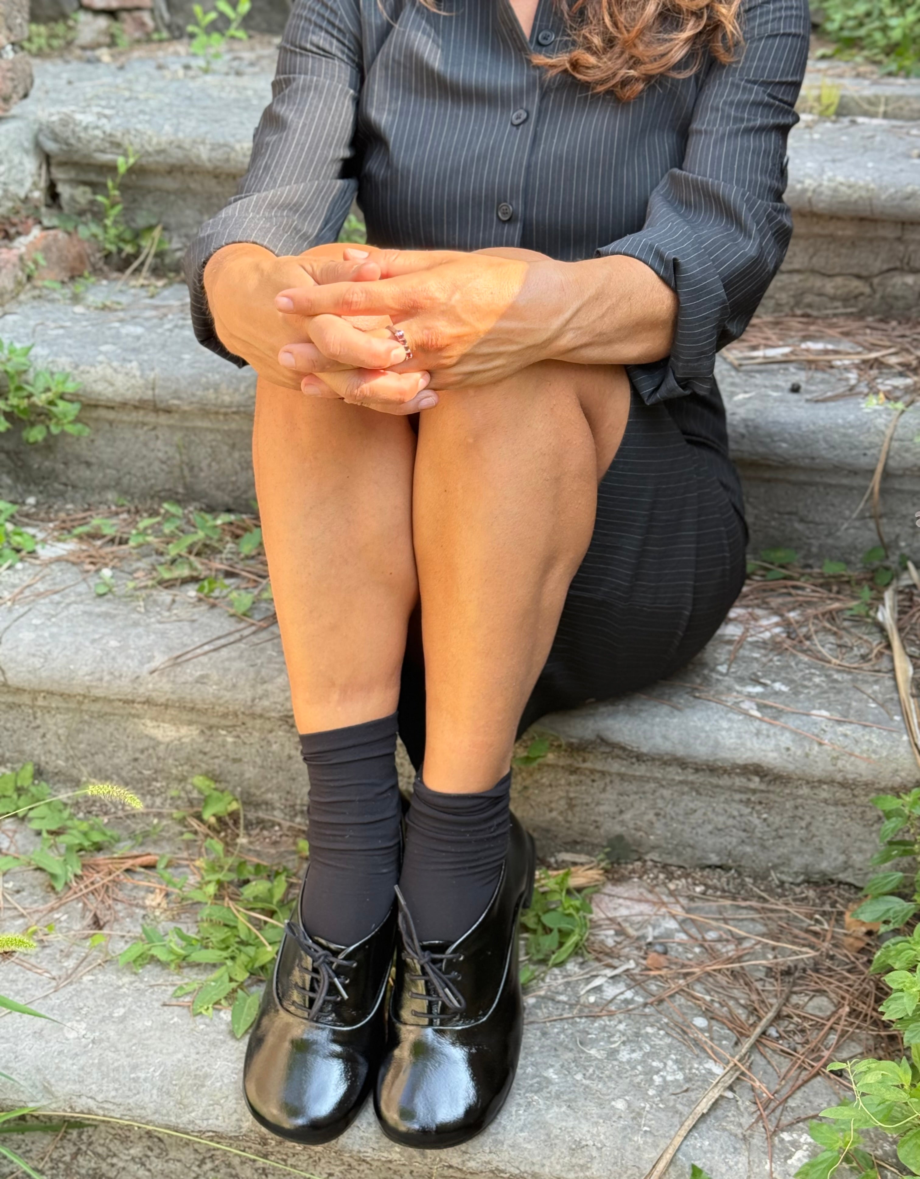 Image of Circe V. Black scarpina bassa allacciata in naplac nera forma tonda tacco 1,5 cm artigianale