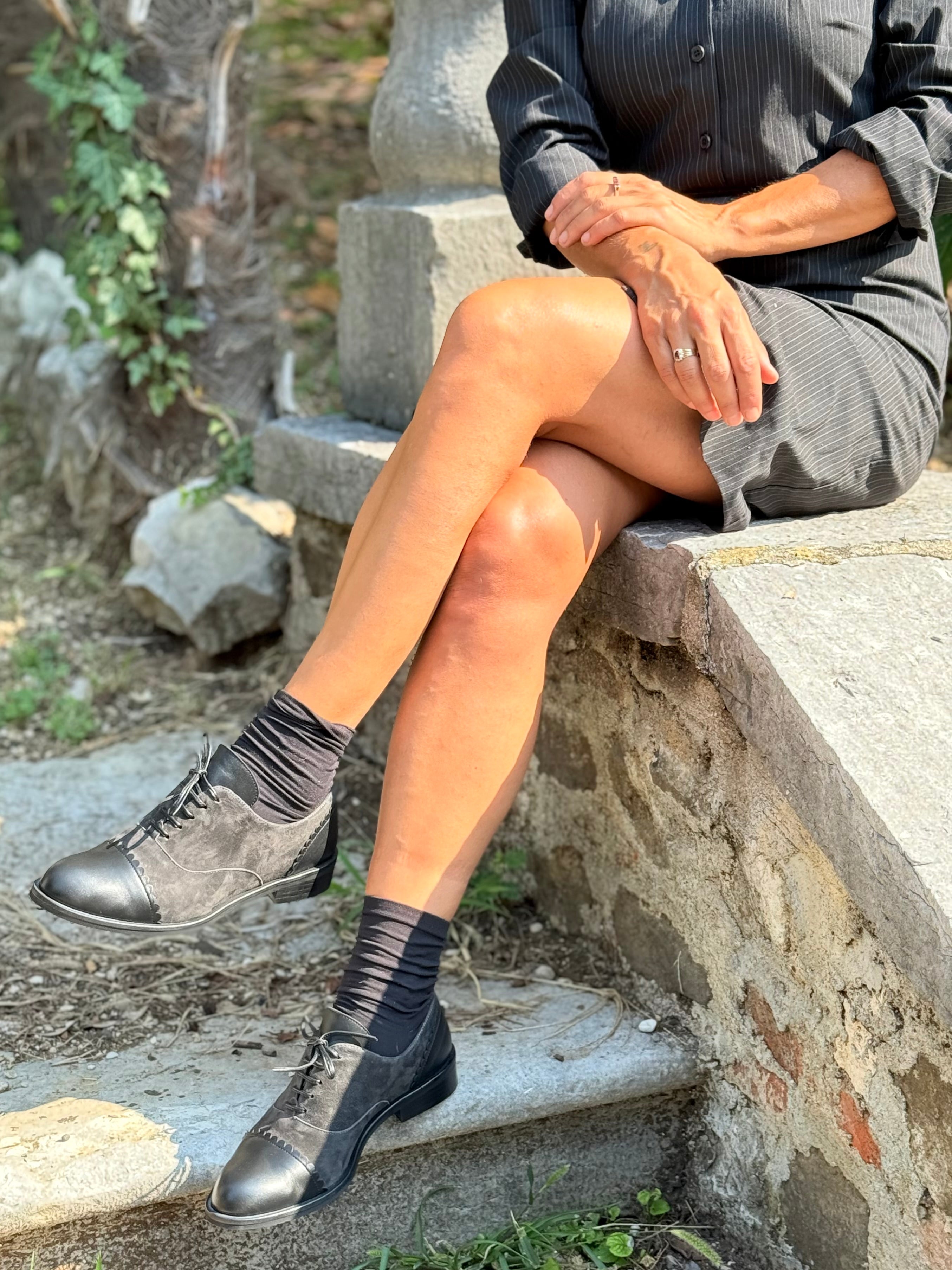 Image of Roger Black scarpa bassa allacciata in camoscio nero artigianale toscana