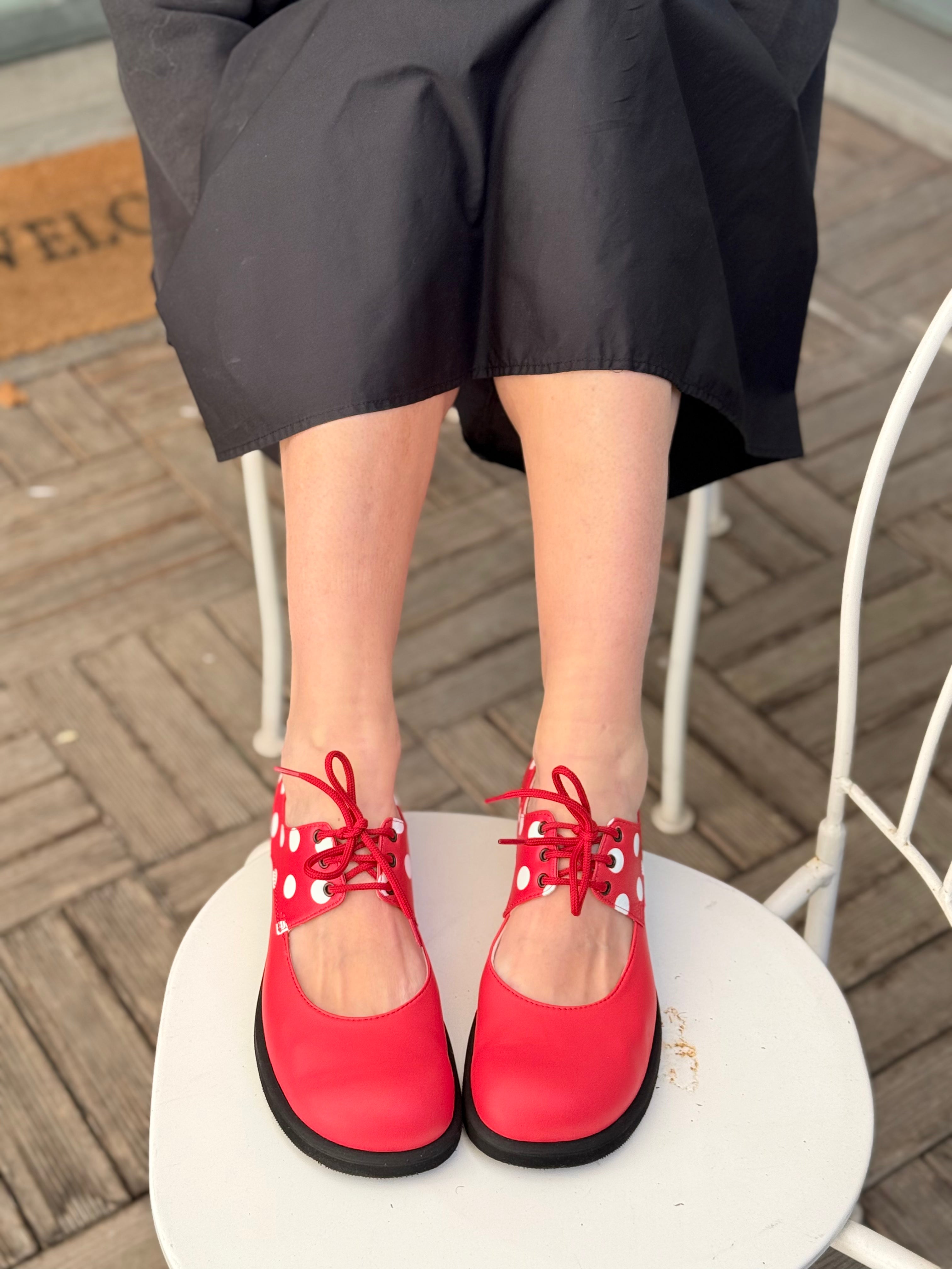 Image of Patch Red scarpa allacciata in nappa rossa e pois bianchi tacco 2.5 artigianale marchigiana