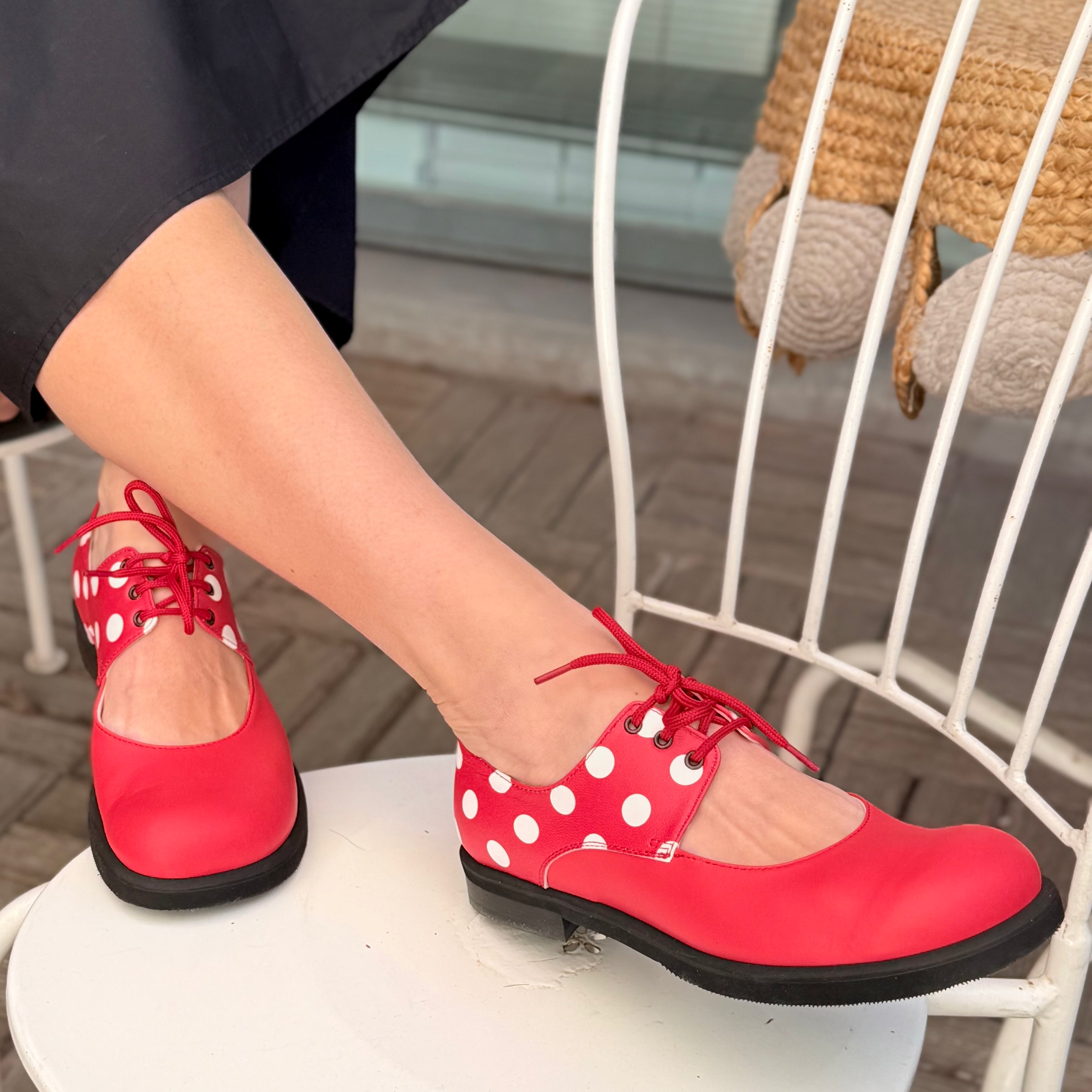 Image of Patch Red scarpa allacciata in nappa rossa e pois bianchi tacco 2.5 artigianale marchigiana