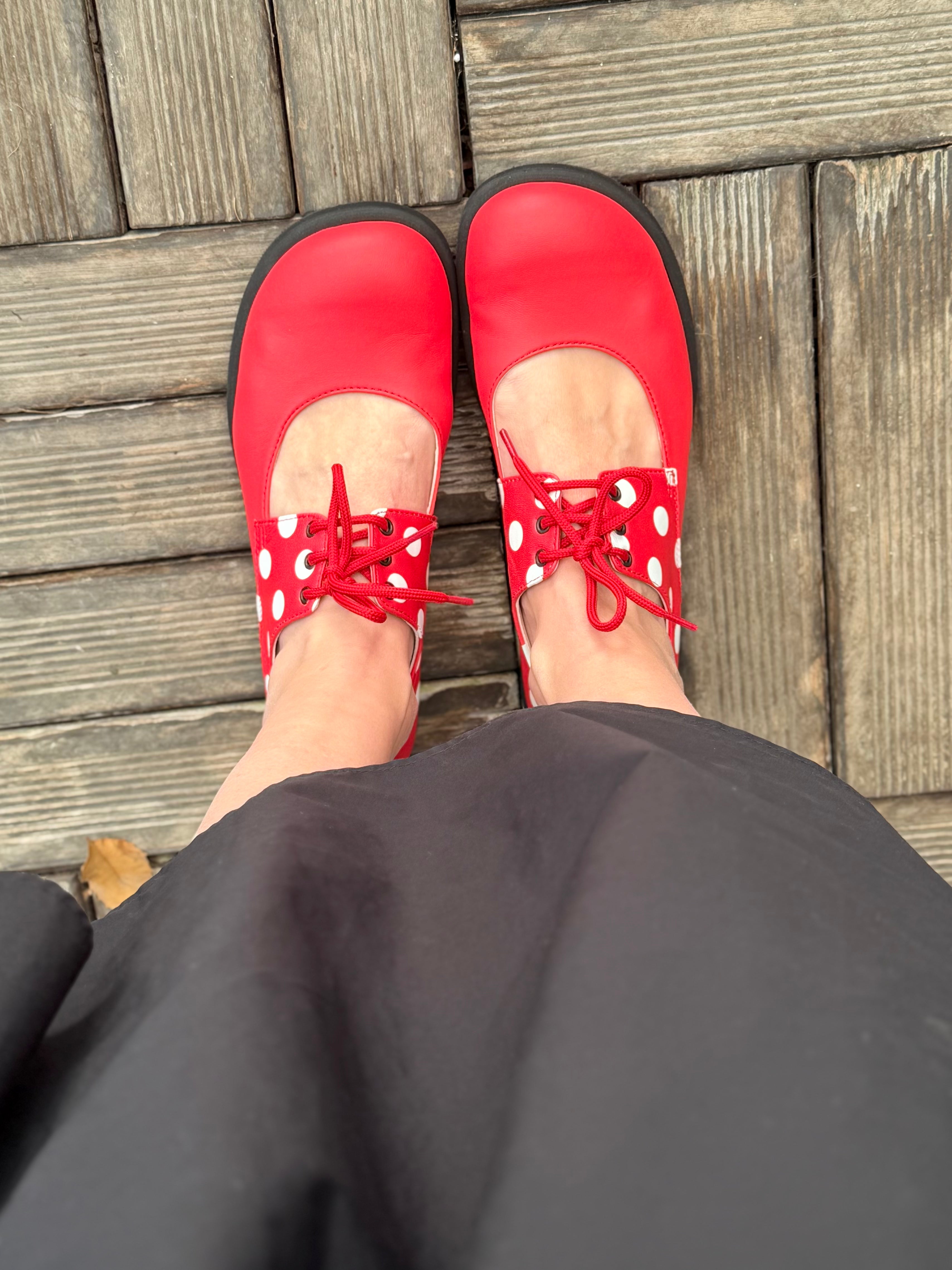 Image of Patch Red scarpa allacciata in nappa rossa e pois bianchi tacco 2.5 artigianale marchigiana