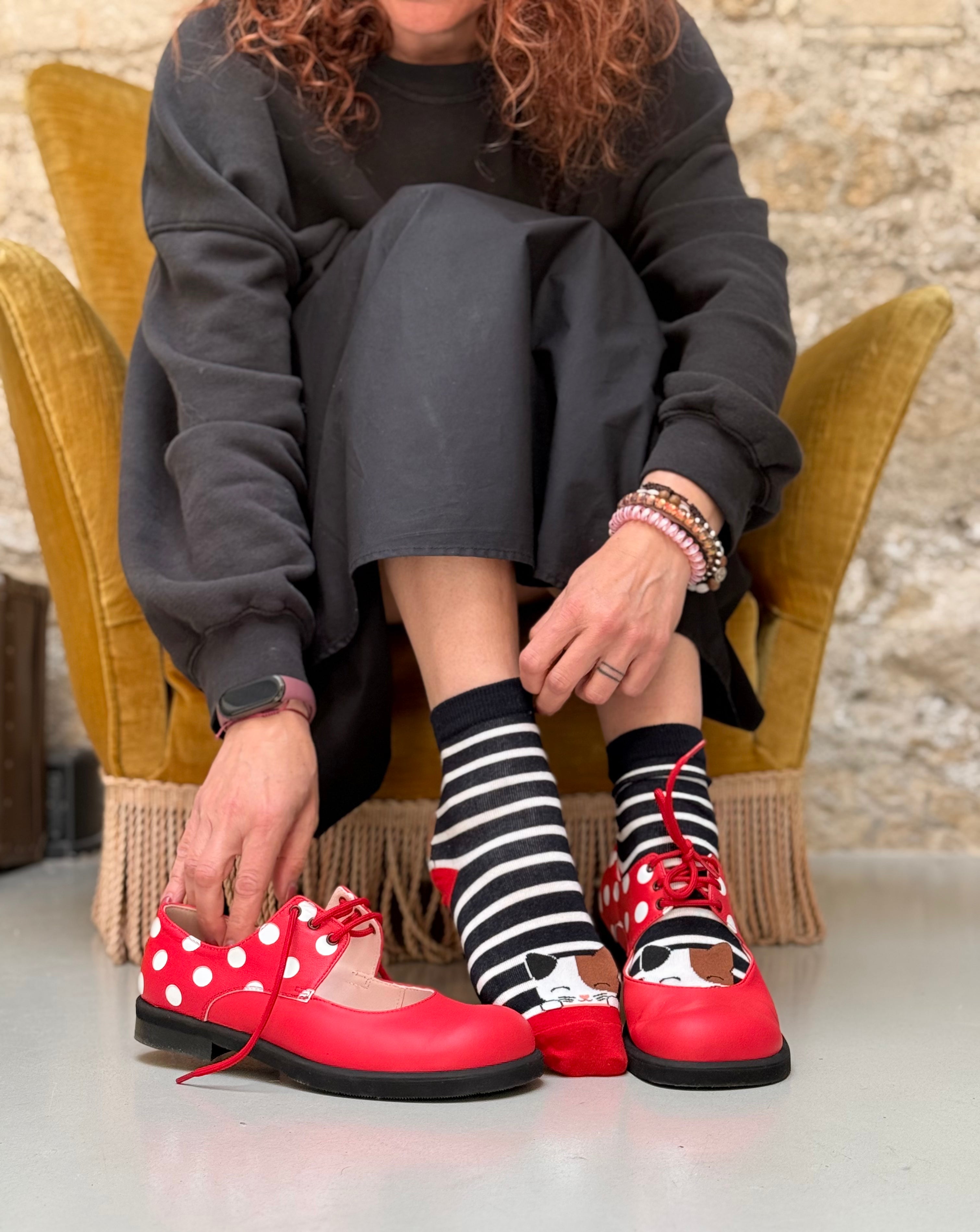 Image of Patch Red scarpa allacciata in nappa rossa e pois bianchi tacco 2.5 artigianale marchigiana