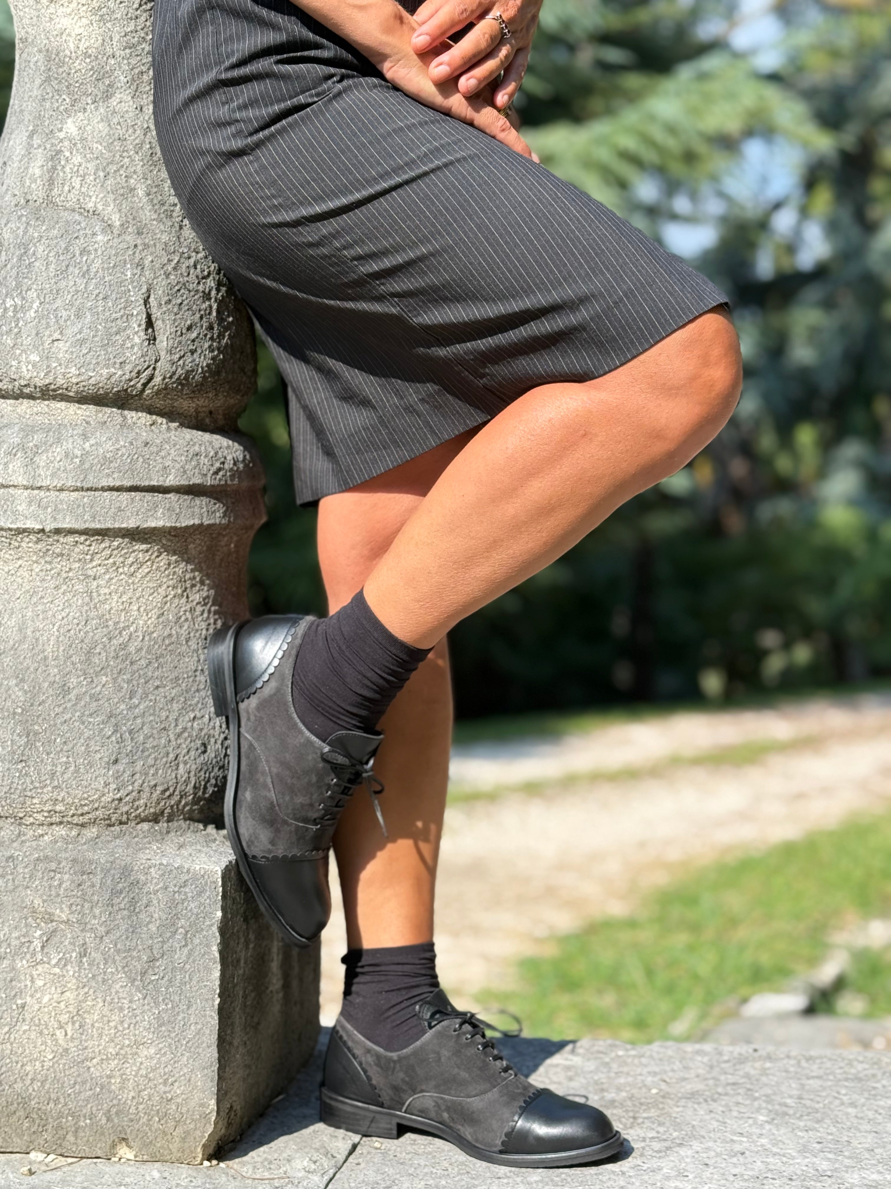 Image of Roger Black scarpa bassa allacciata in camoscio nero artigianale toscana