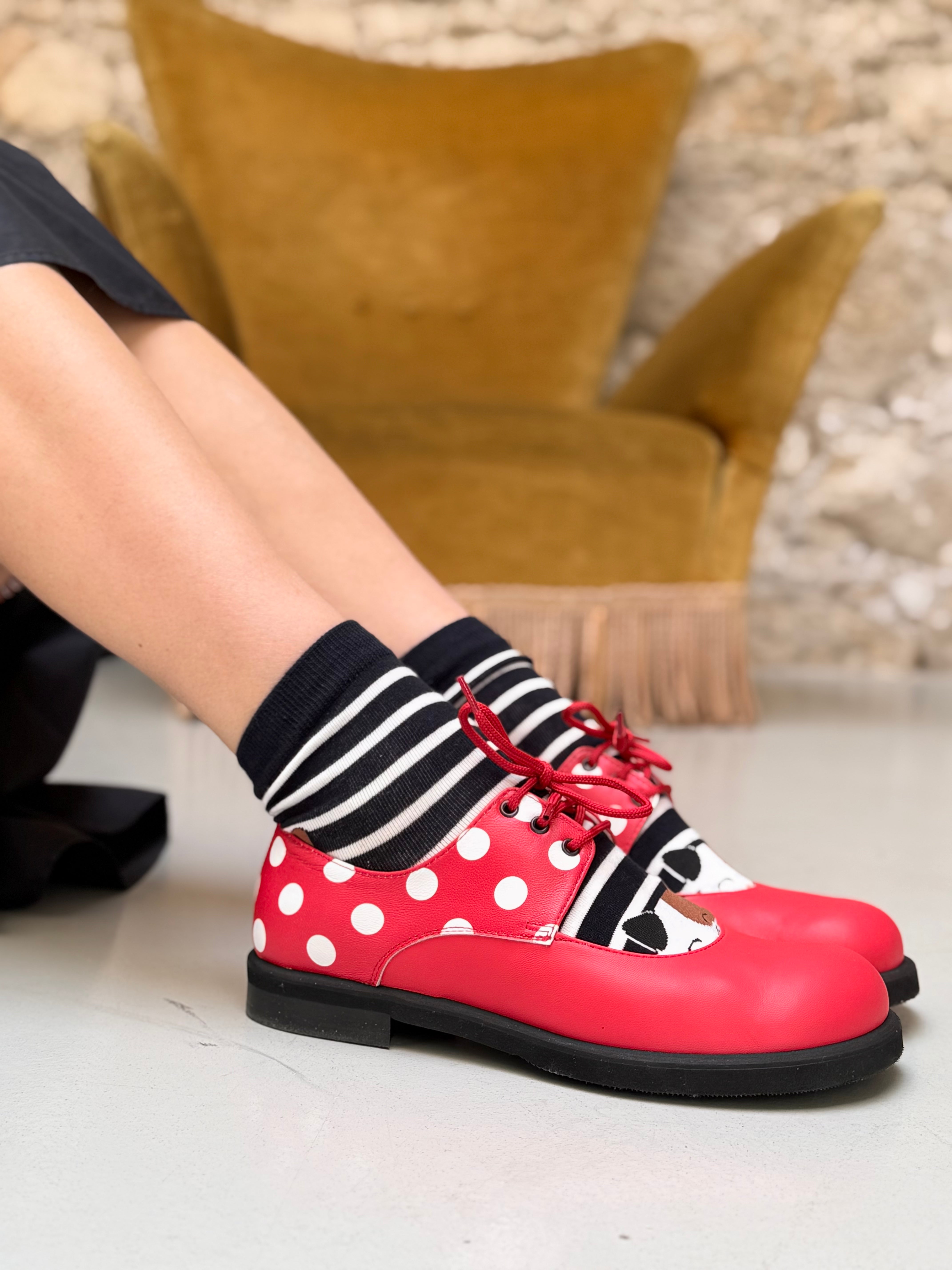 Image of Patch Red scarpa allacciata in nappa rossa e pois bianchi tacco 2.5 artigianale marchigiana