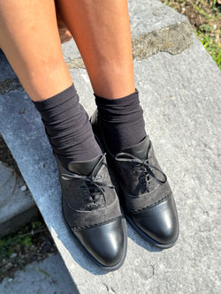 Image of Roger Black scarpa bassa allacciata in camoscio nero artigianale toscana