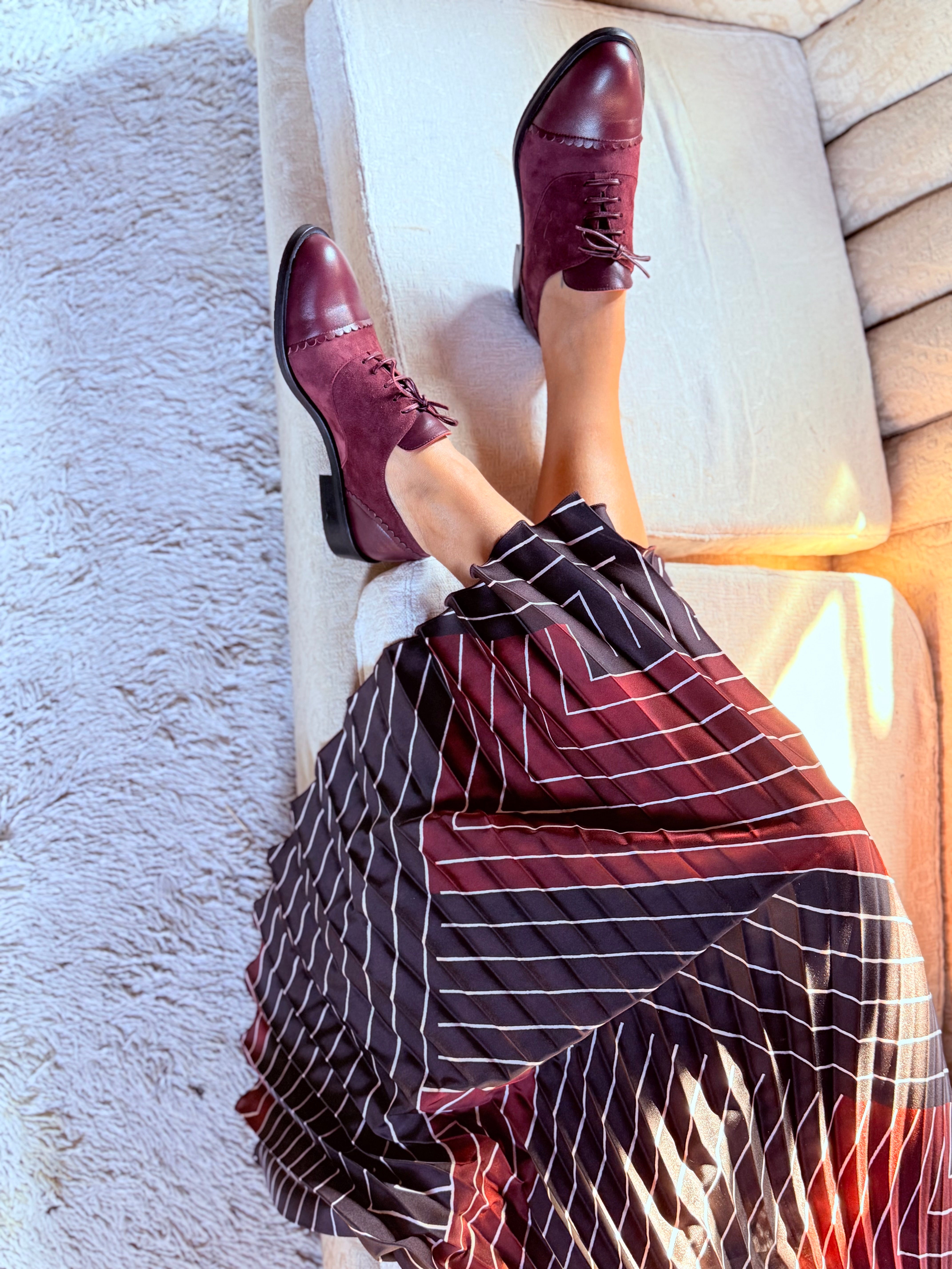 Image of Roger Wine scarpa bassa allacciata in camoscio bordeaux artigianale toscana