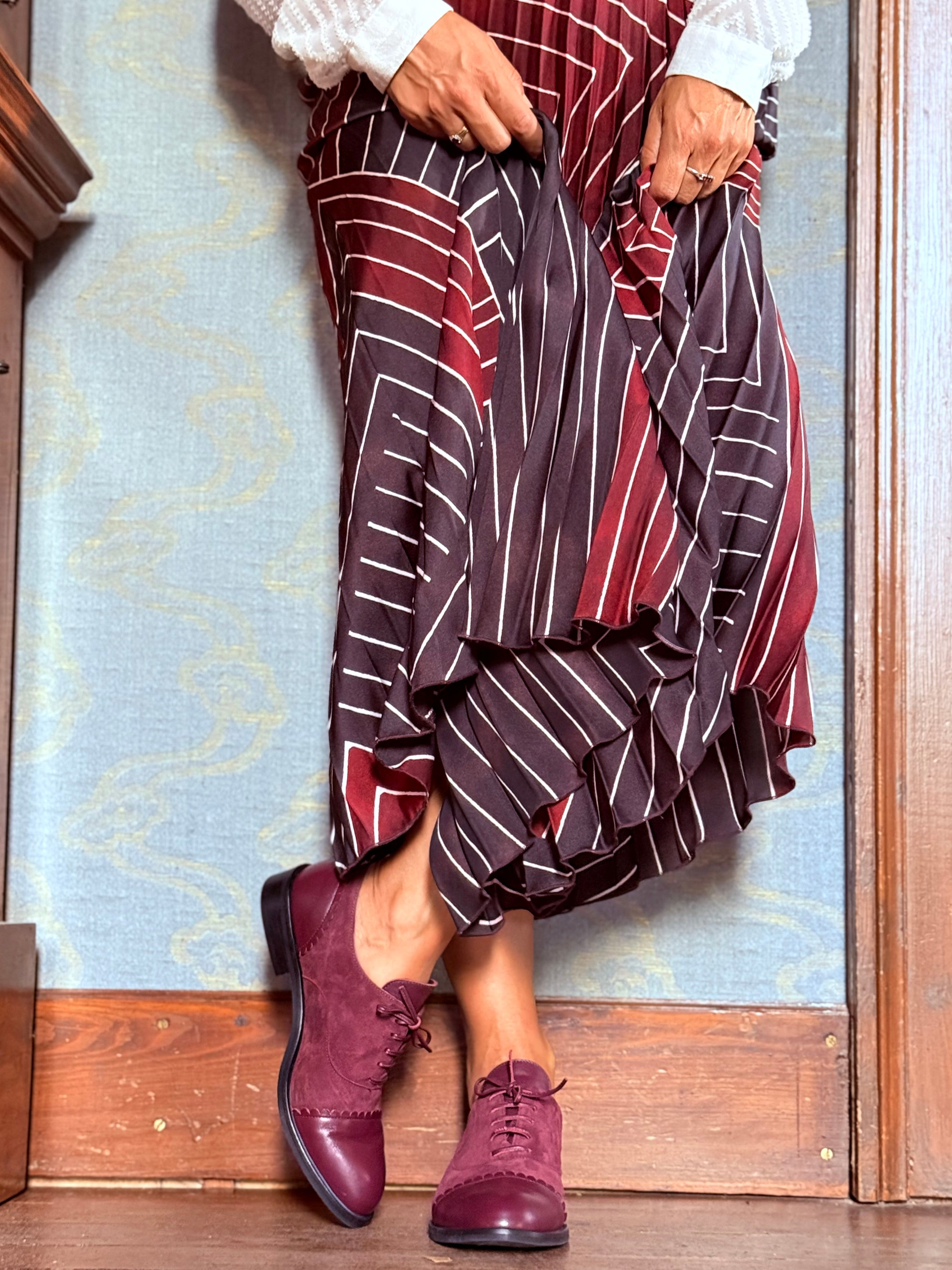 Image of Roger Wine scarpa bassa allacciata in camoscio bordeaux artigianale toscana