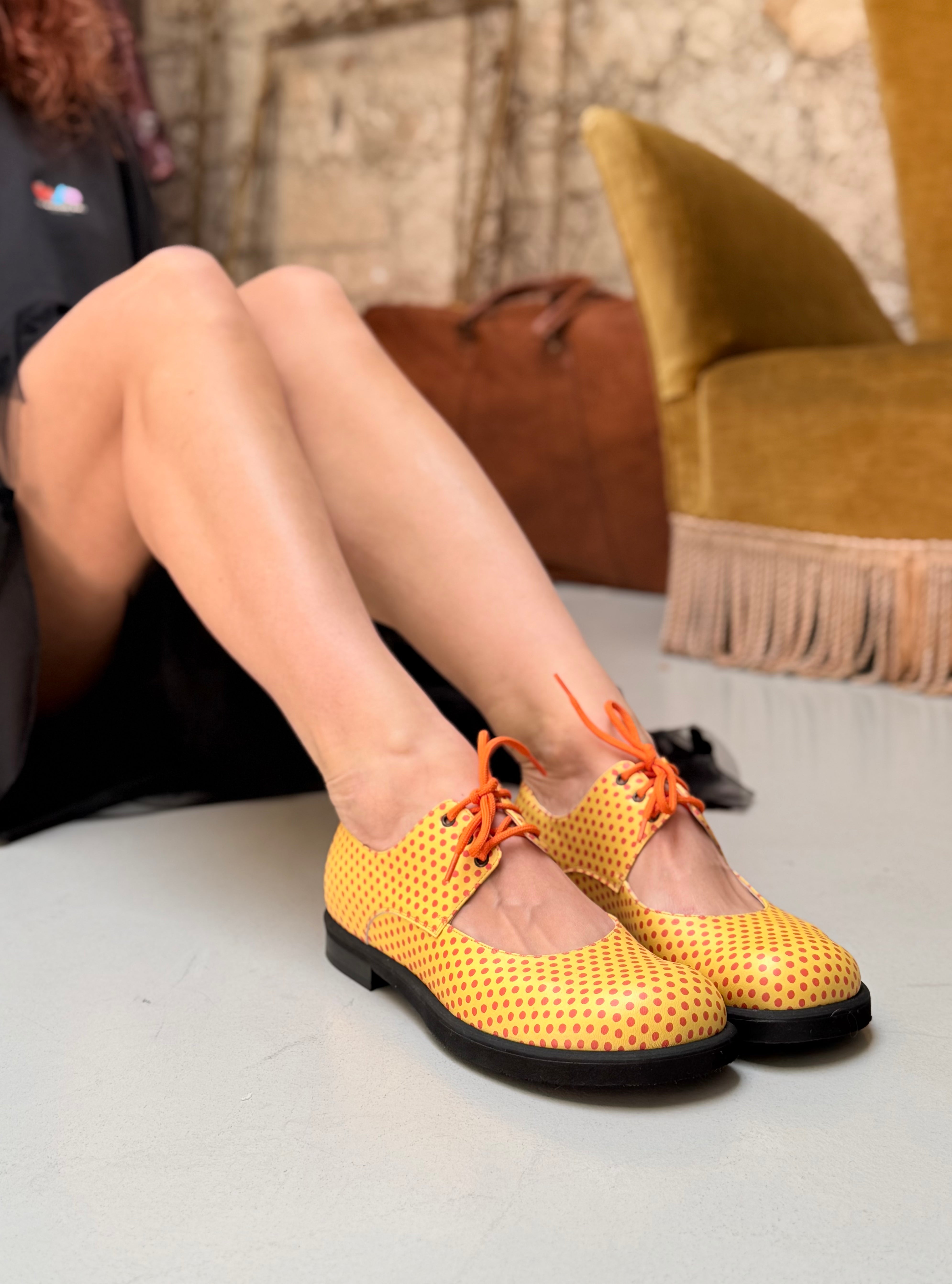 Image of Patch Yellow scarpa allacciata in nappa gialla e pois rossi tacco 2.5 artigianale marchigiana