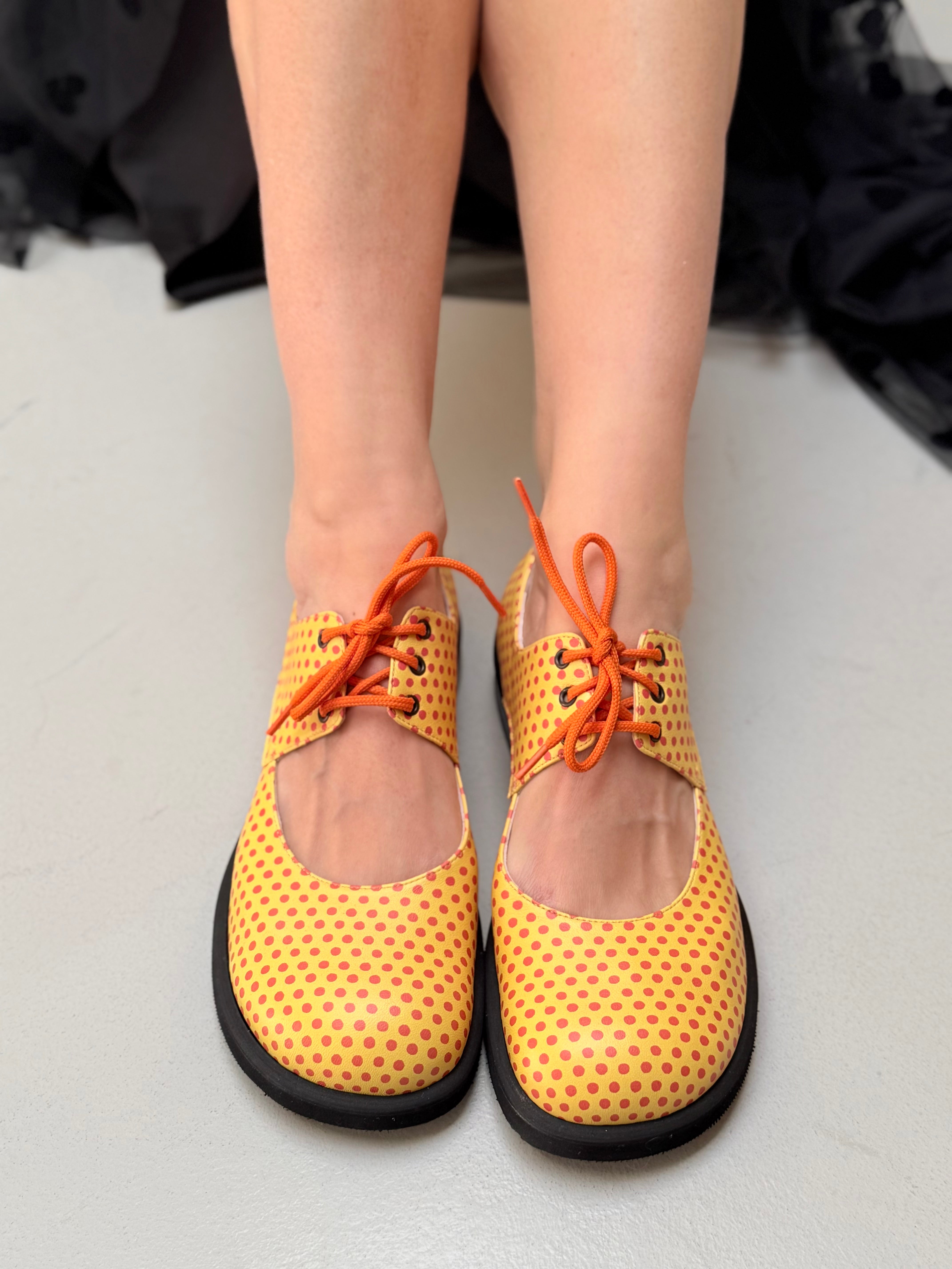 Image of Patch Yellow scarpa allacciata in nappa gialla e pois rossi tacco 2.5 artigianale marchigiana