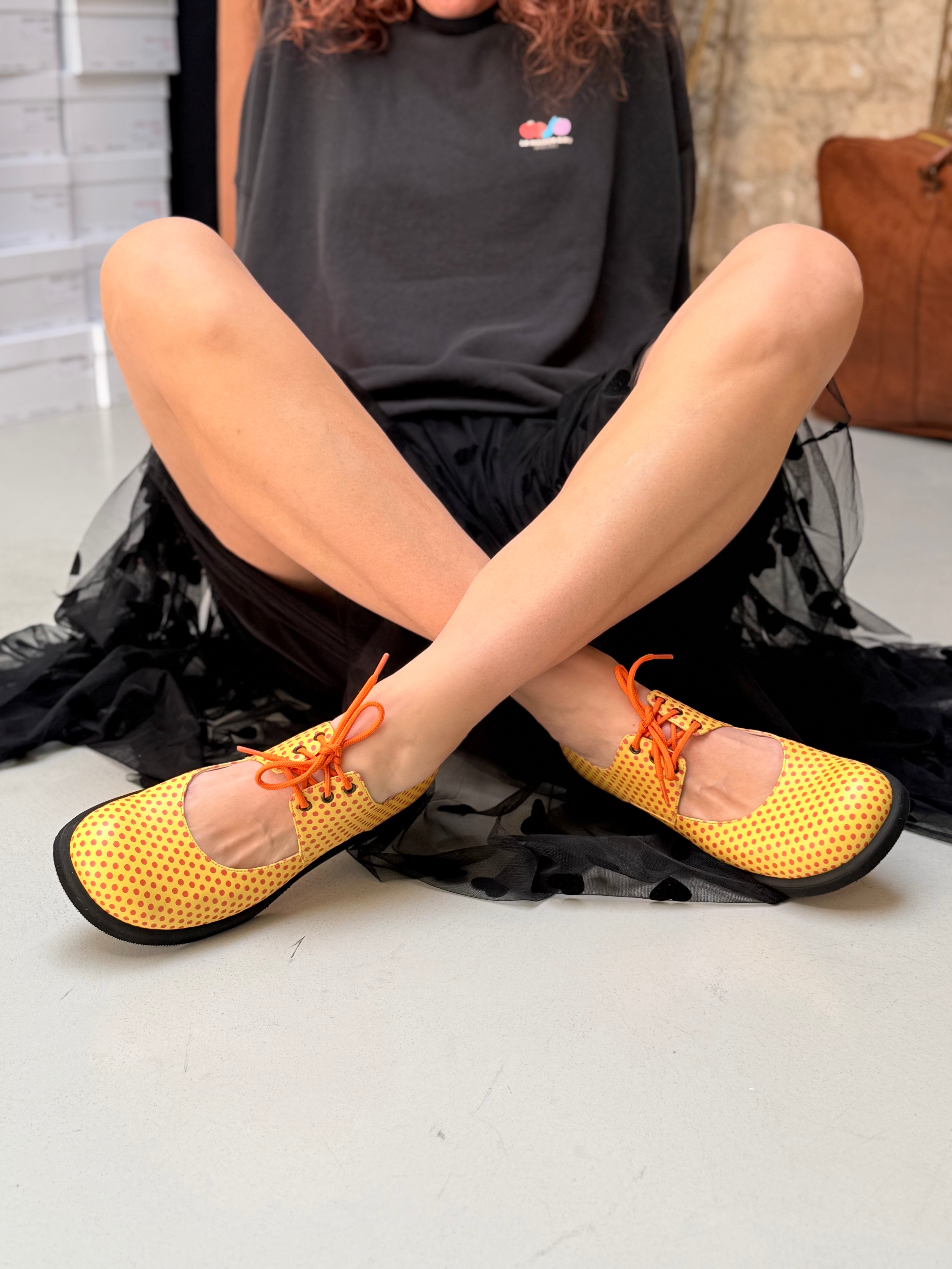 Image of Patch Yellow scarpa allacciata in nappa gialla e pois rossi tacco 2.5 artigianale marchigiana