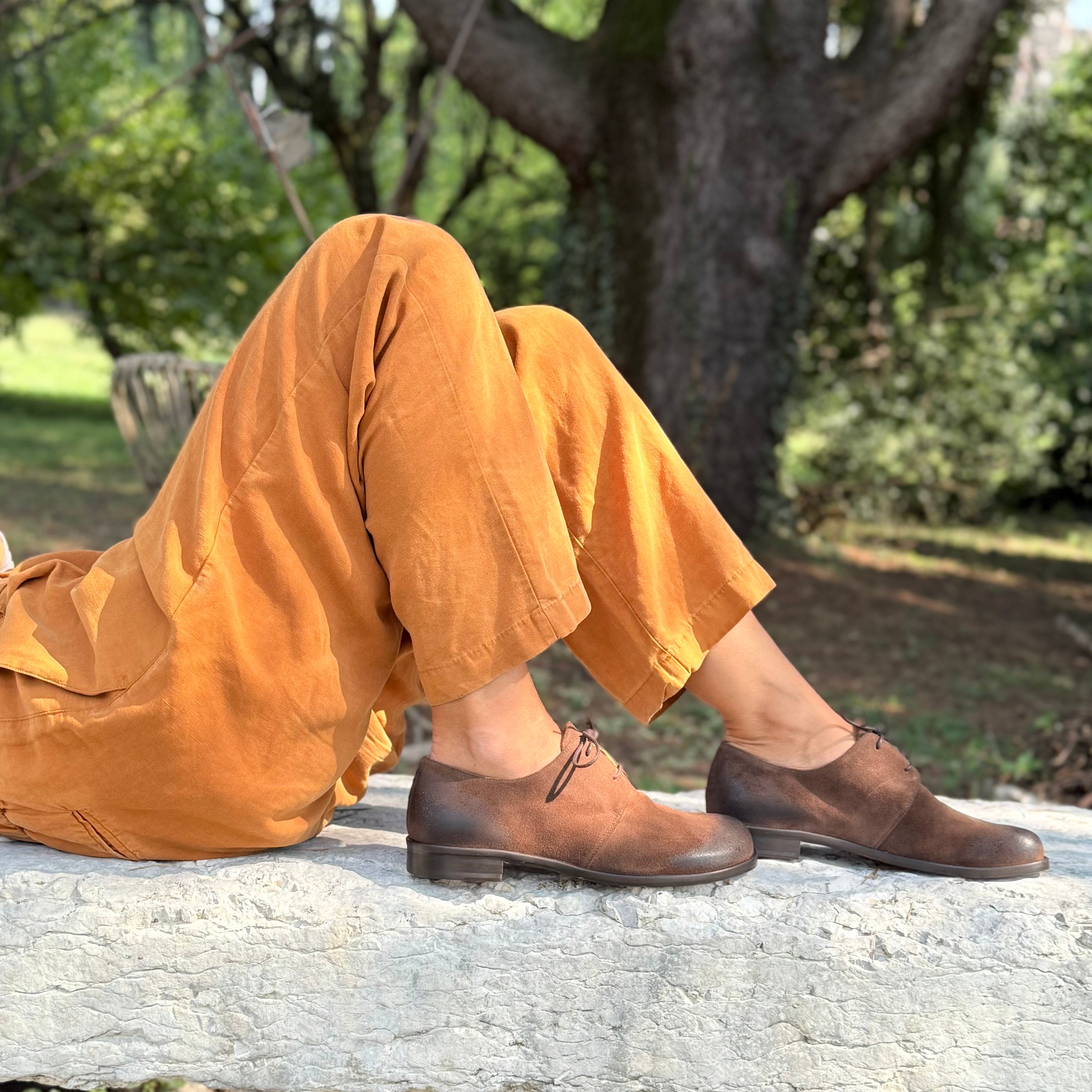 Image of Beagle Brown scarpa bassa allacciata in crosta marrone tacco 2 cm artigianale