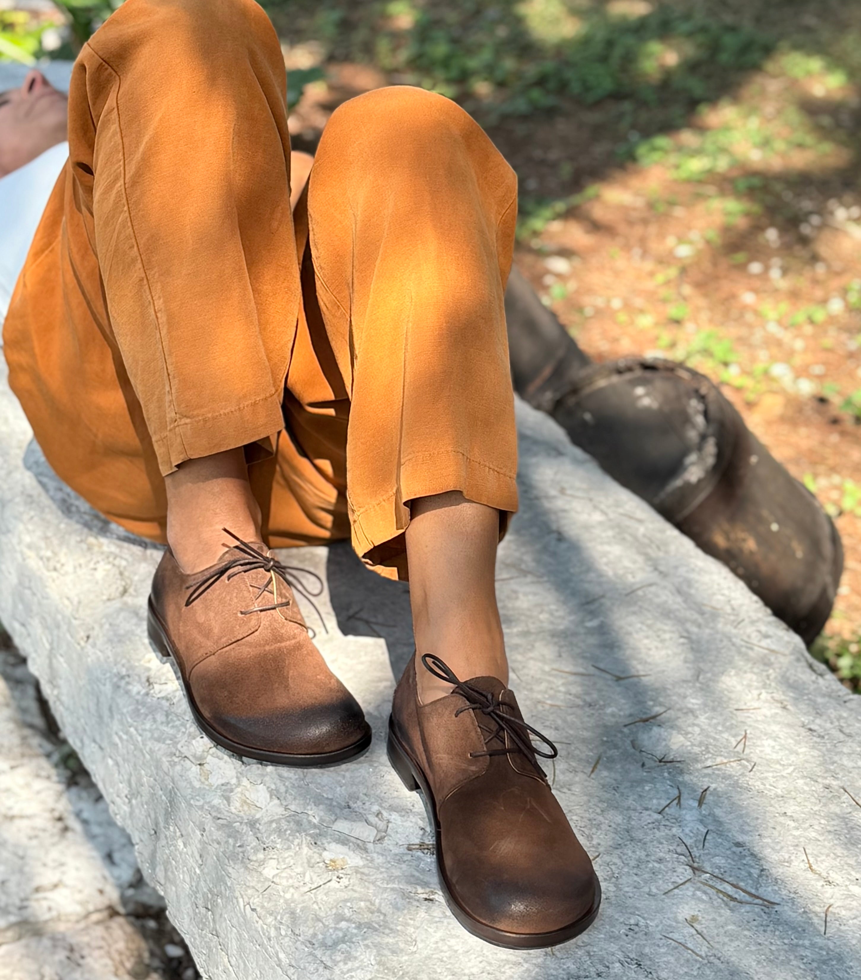 Image of Beagle Brown scarpa bassa allacciata in crosta marrone tacco 2 cm artigianale