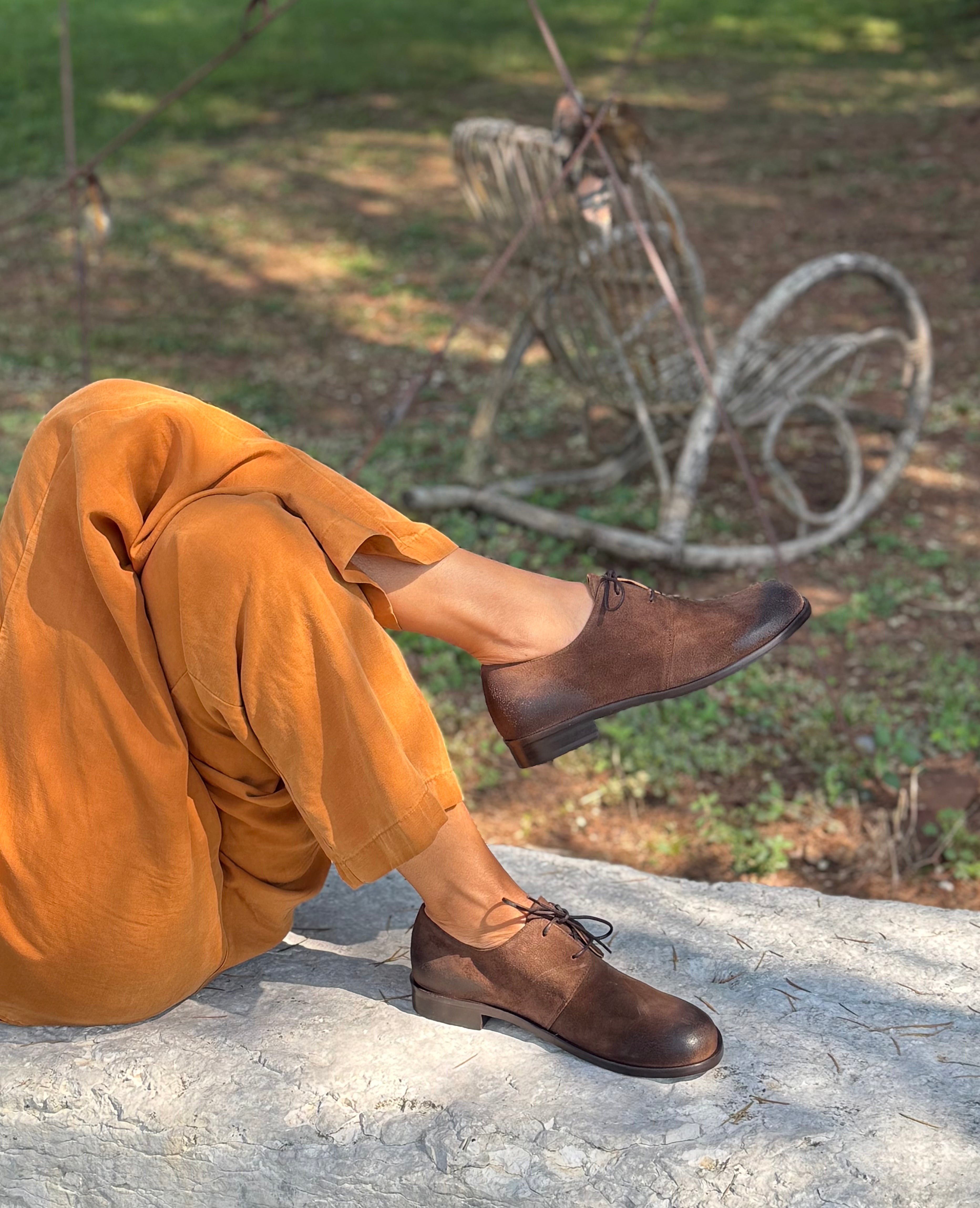 Image of Beagle Brown scarpa bassa allacciata in crosta marrone tacco 2 cm artigianale