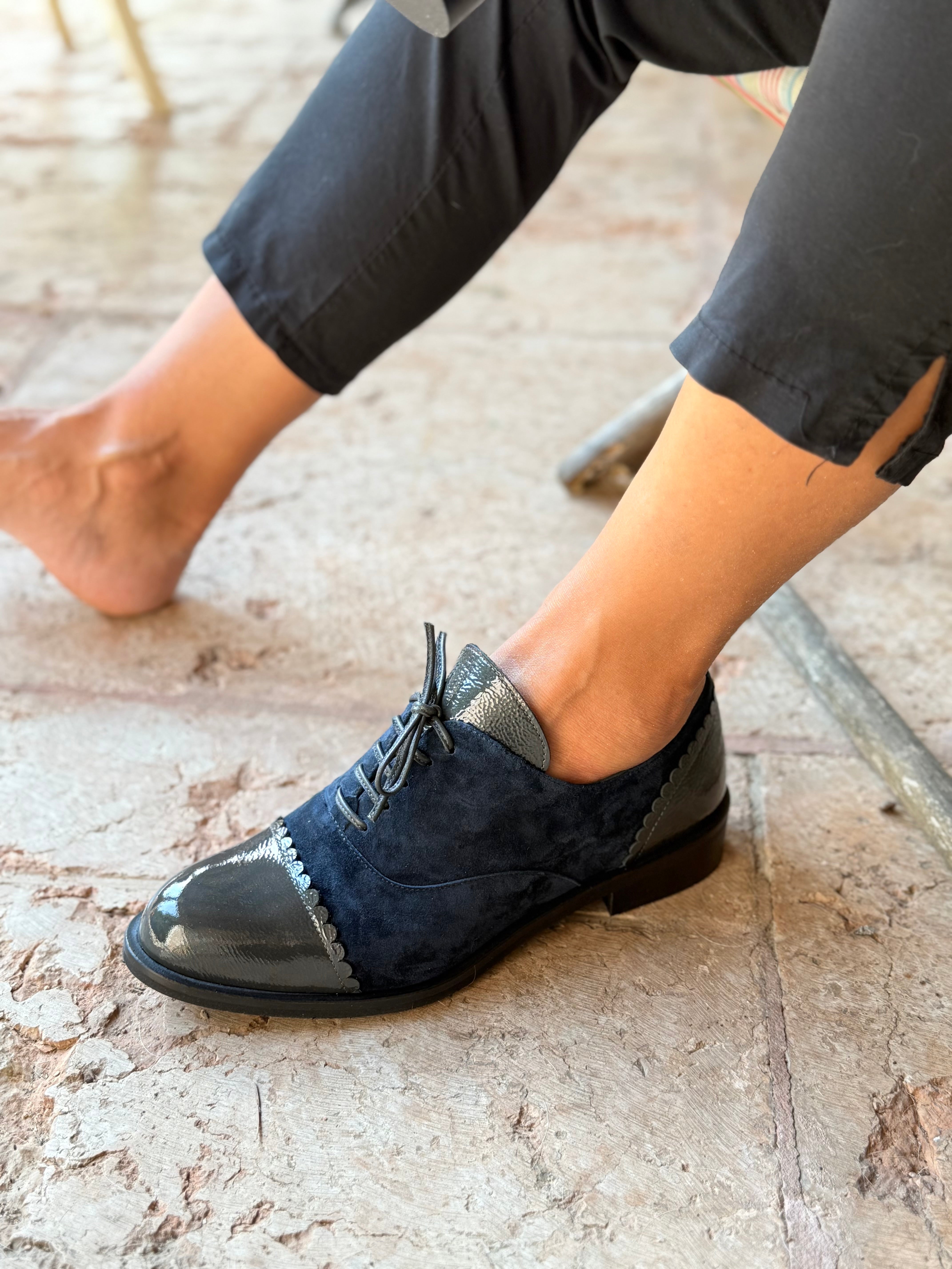 Image of Roger Blue scarpa bassa allacciata in camoscio blu artigianale toscana