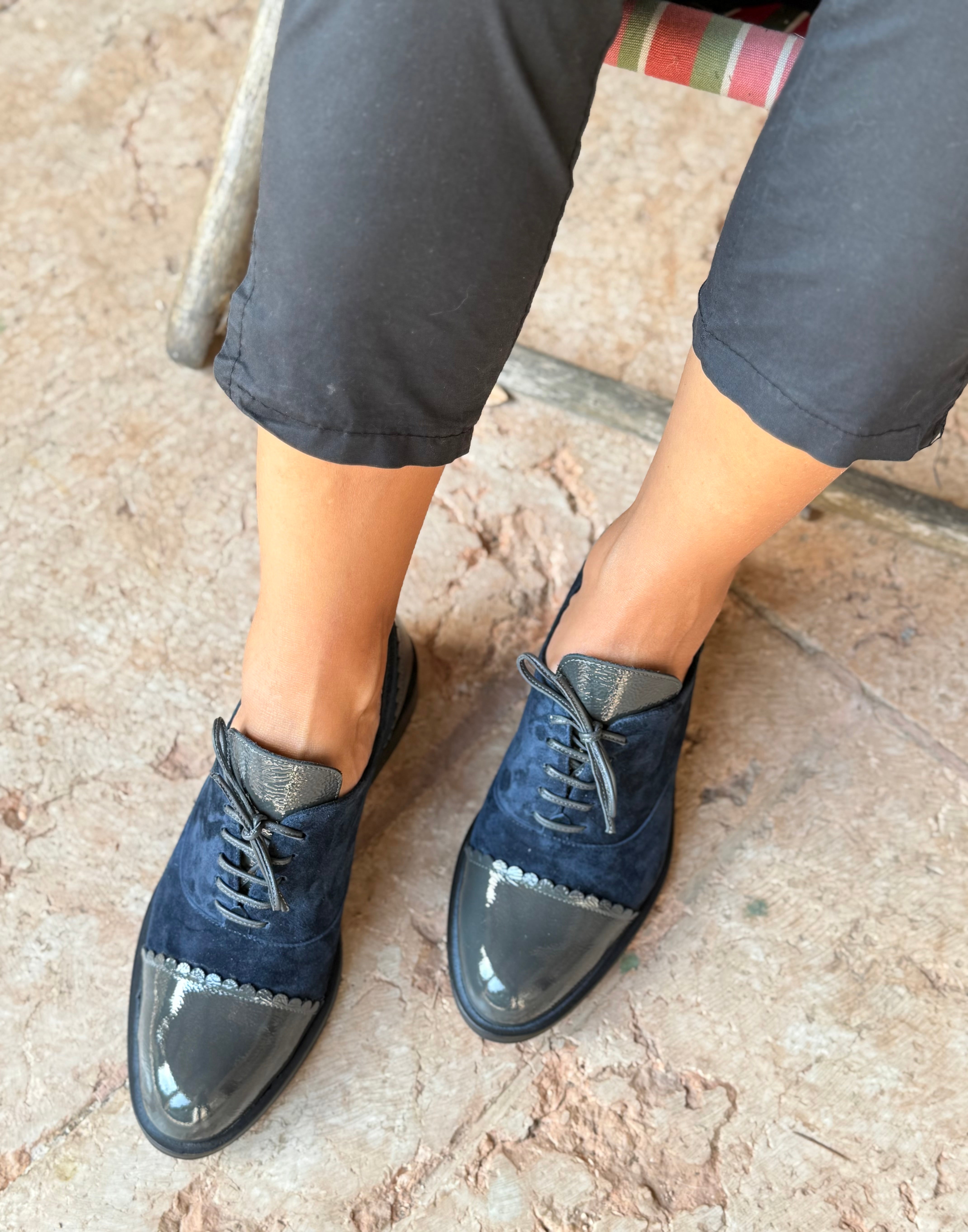 Image of Roger Blue scarpa bassa allacciata in camoscio blu artigianale toscana