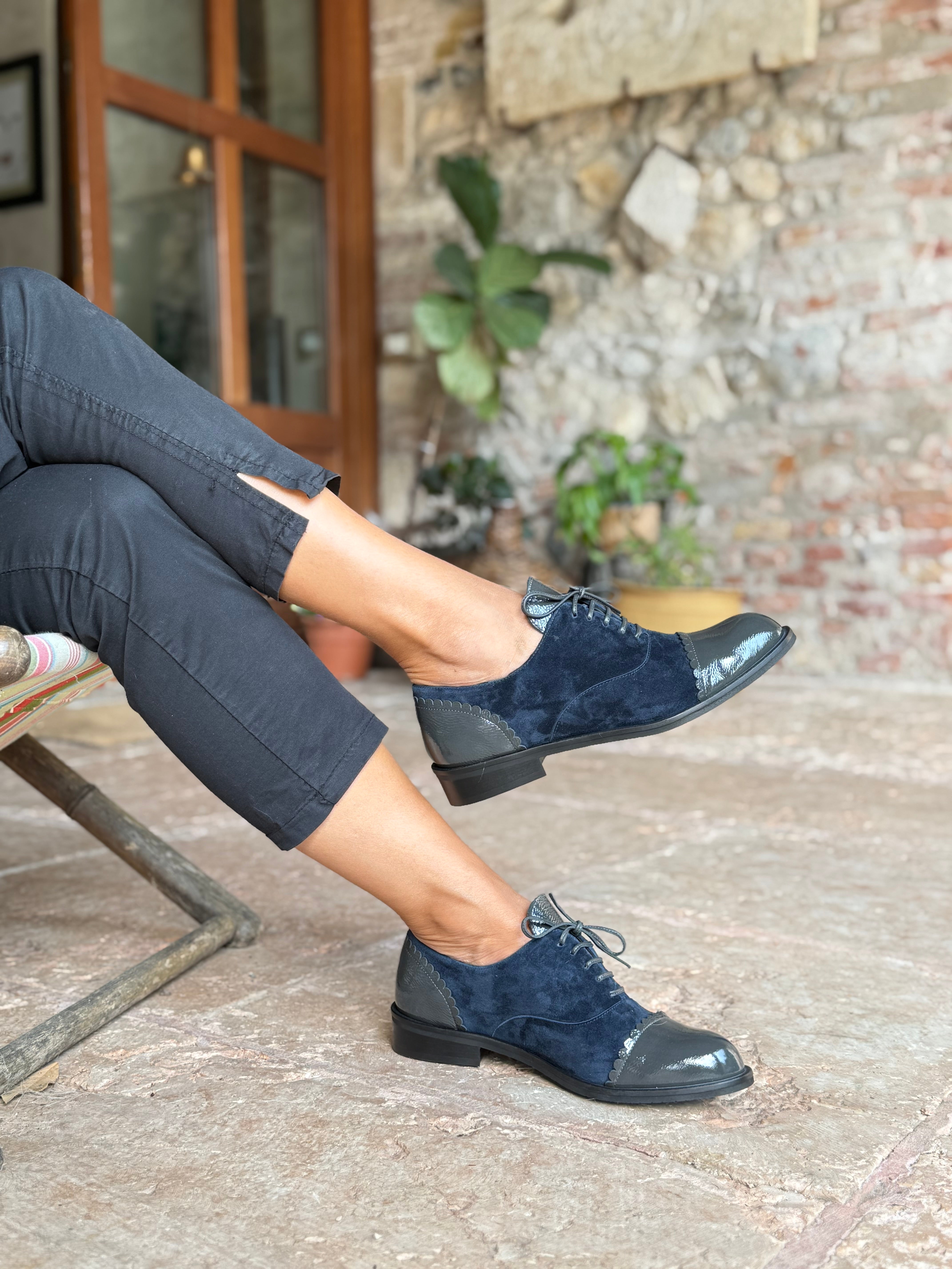 Image of Roger Blue scarpa bassa allacciata in camoscio blu artigianale toscana