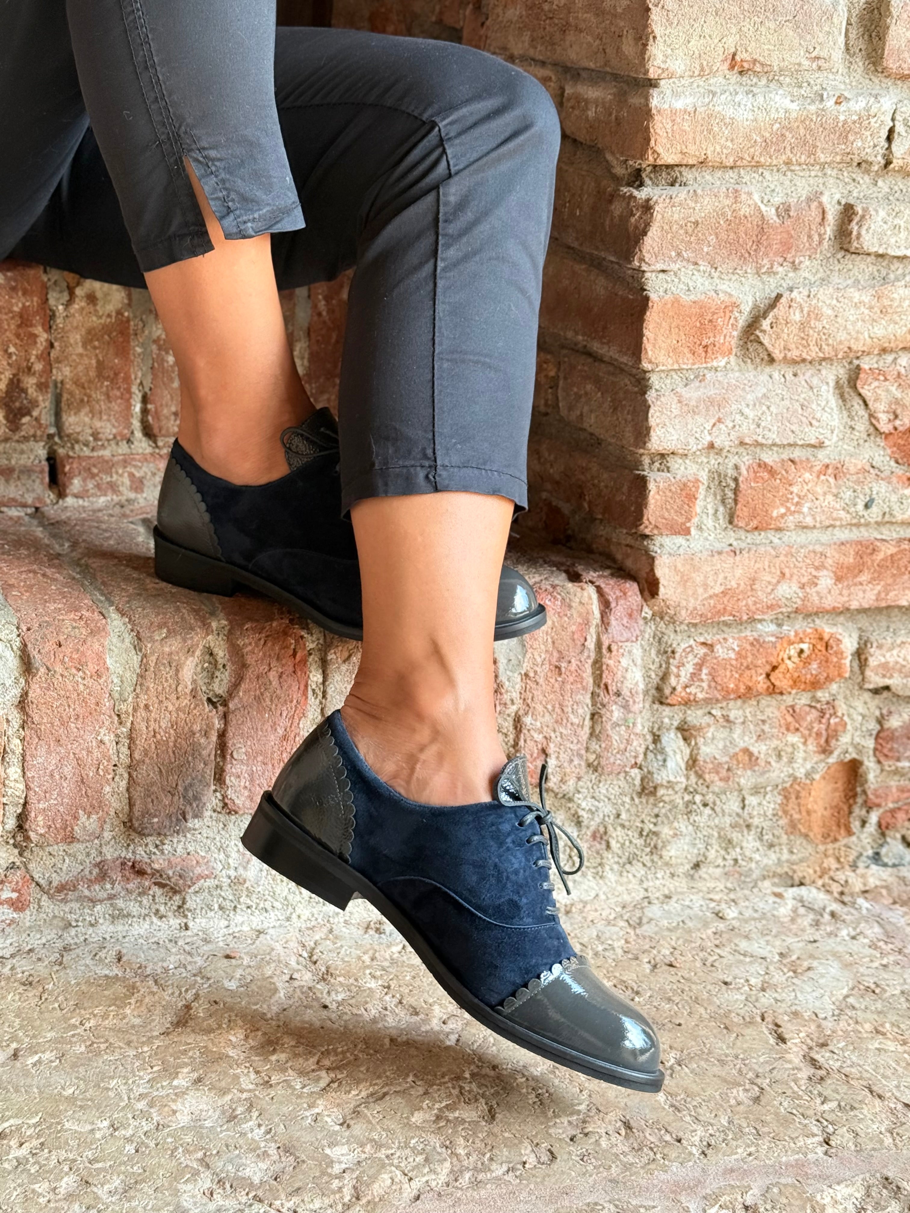 Image of Roger Blue scarpa bassa allacciata in camoscio blu artigianale toscana