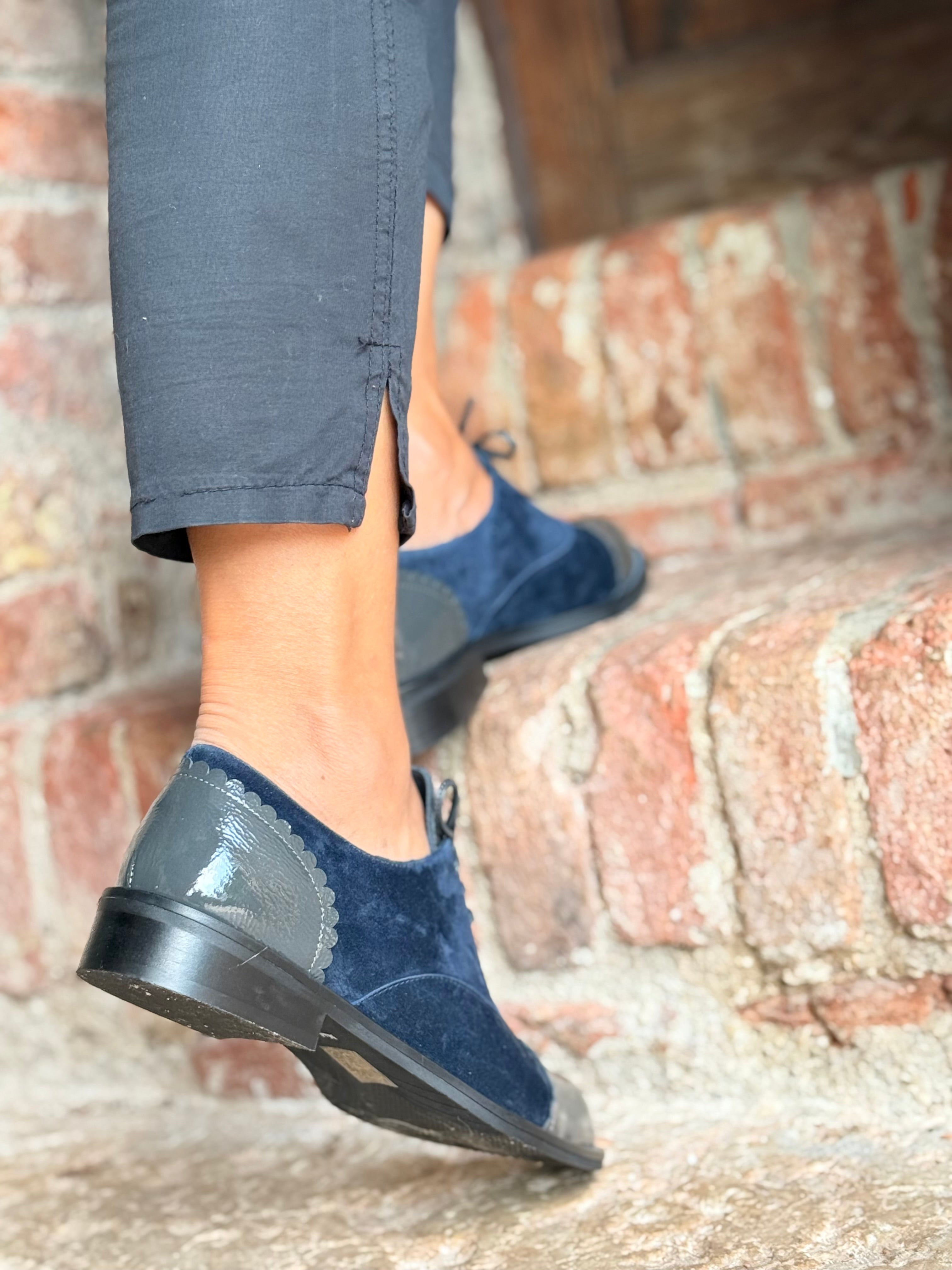 Image of Roger Blue scarpa bassa allacciata in camoscio blu artigianale toscana