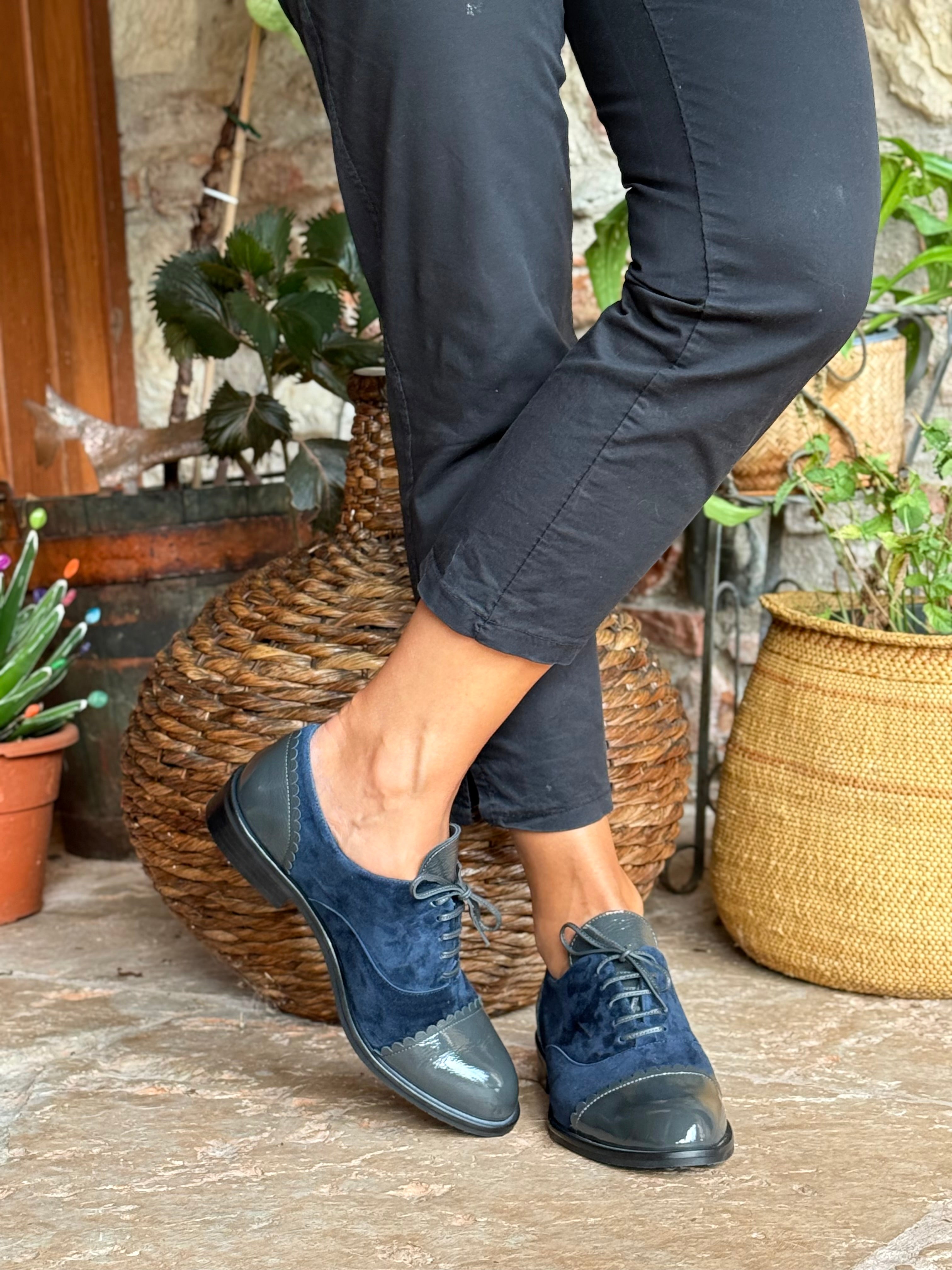 Image of Roger Blue scarpa bassa allacciata in camoscio blu artigianale toscana