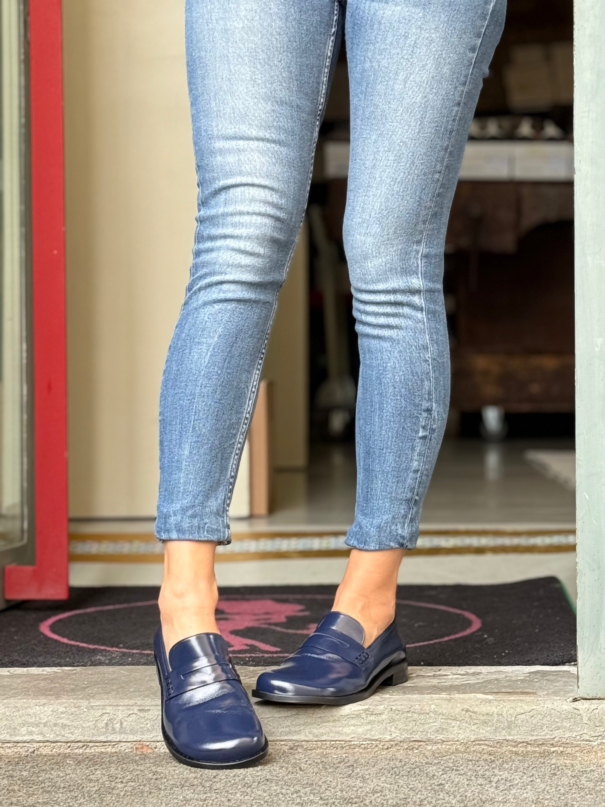Image of Billy Navy mocassino in pelle blu dal taglio maschile artigianale Lagattaconglistivali